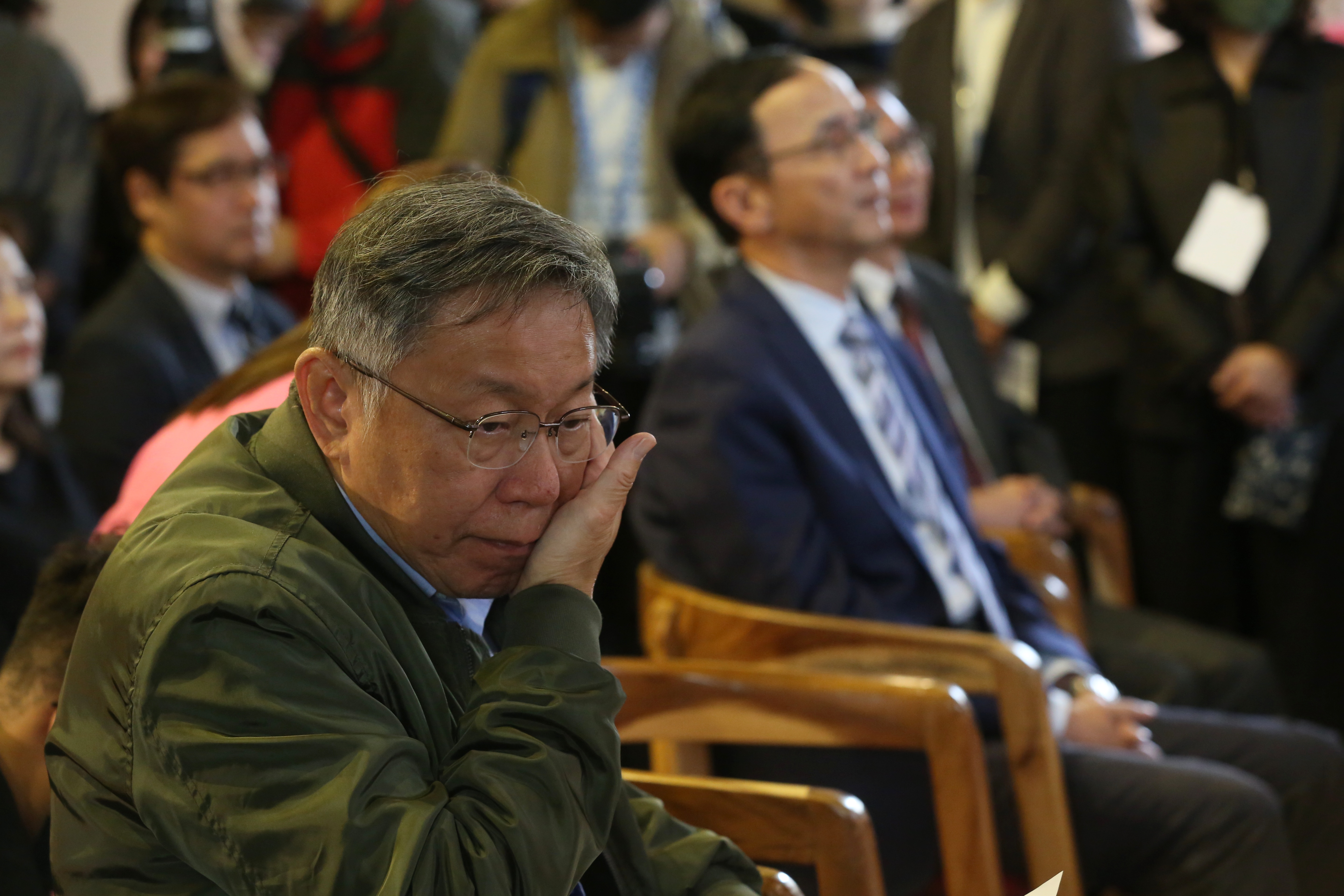 柯文哲今與朱立倫一同出席公開活動，但2人座位安排中間有隔其他人，並無太多私下互動。