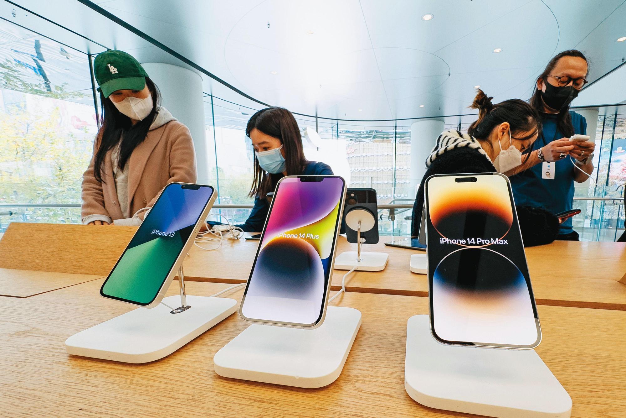 蘋果去年第4季業績衰退，肇因於主力產品iPhone受中國疫情影響，官方實施嚴格清零封控，富士康鄭州廠無法順利供貨。圖為iPhone 13和iPhone 14。（東方IC）