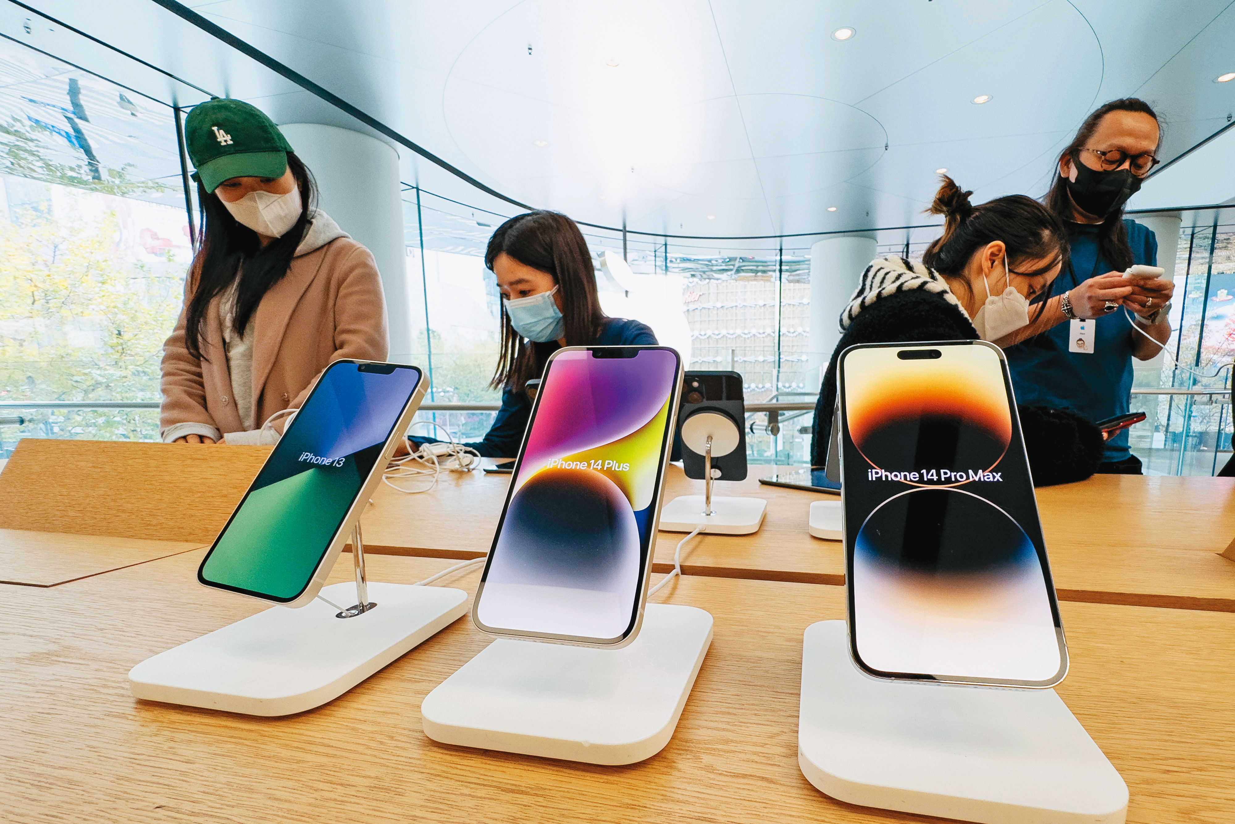 蘋果去年第4季業績衰退,肇因於主力產品iPhone受中國疫情影響,官方實施嚴格清零封控,富士康鄭州廠無法順利供貨。圖為iPhone 13和iPhone 14。(東方IC)