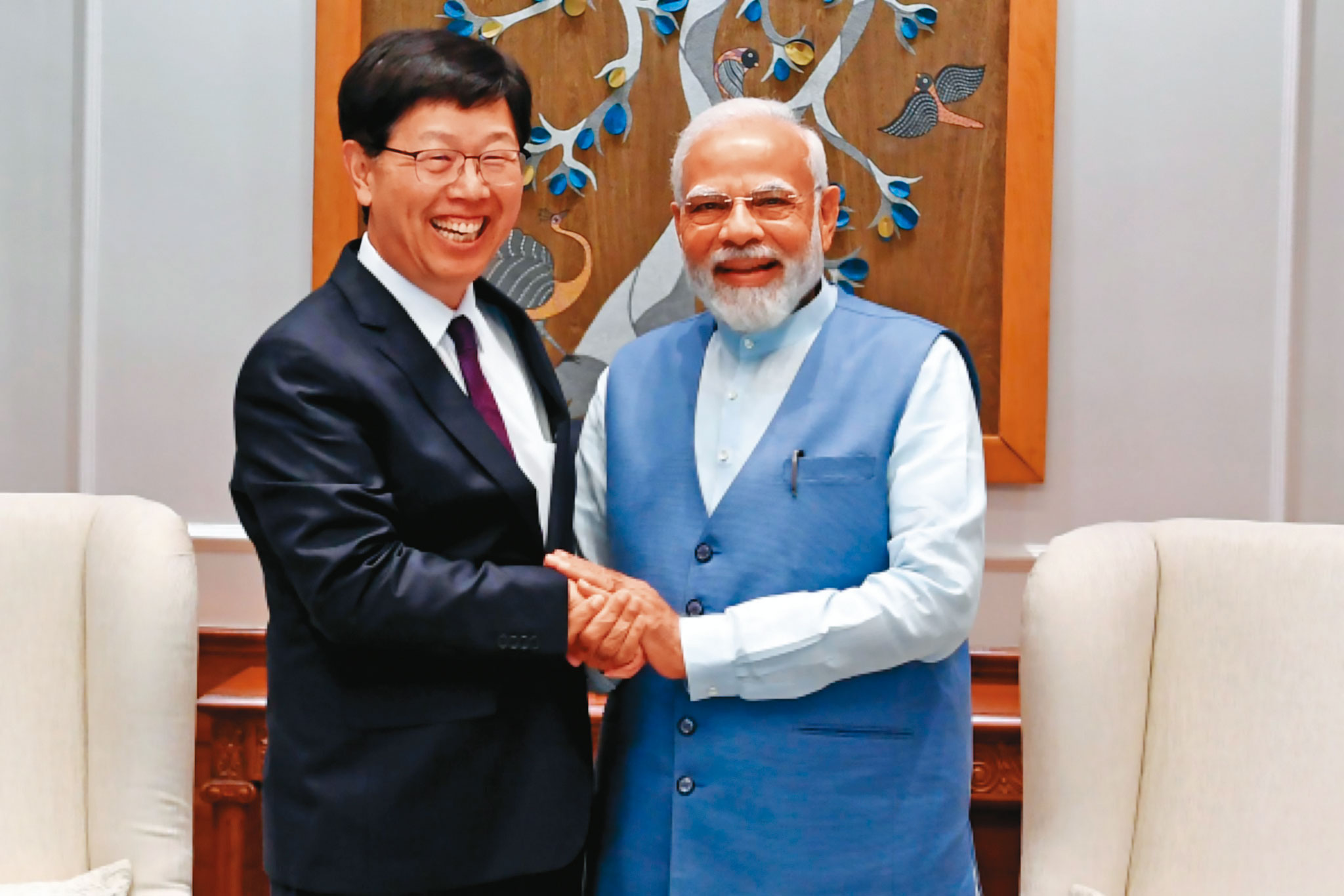 配合大客戶蘋果,鴻海集團積極布局印度,日前董事長劉揚偉(左)2度造訪,拜會印度總理莫迪(右)。(翻攝鴻海推特)