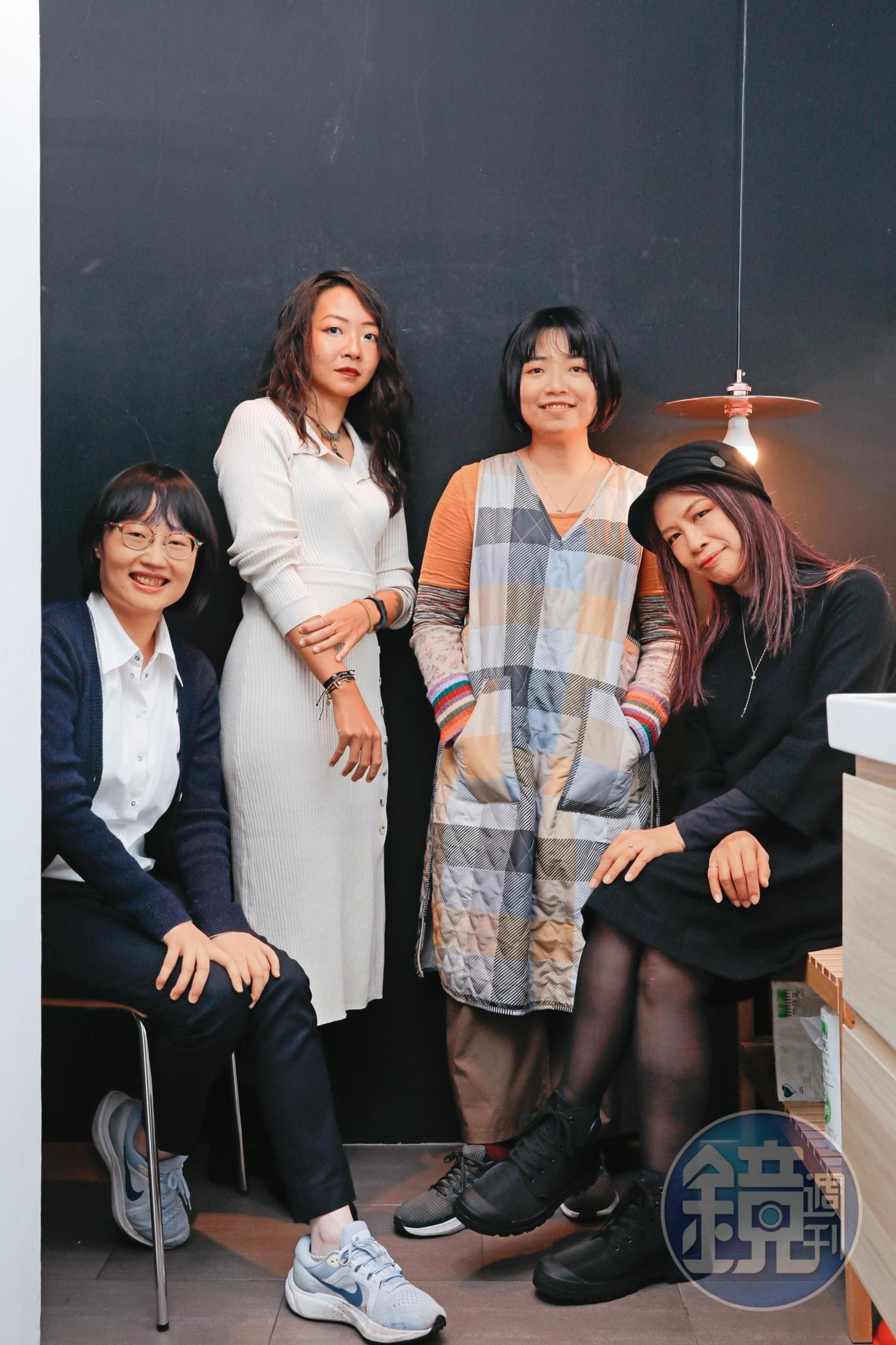 目宿媒體漫畫部總編輯李佩芝(左起)攜手漫畫家YAYA、柯宥希,以及臺灣漫畫基地產業經理張曉彤,共同打造《指縫中的太陽》與《餵貓的女孩》。