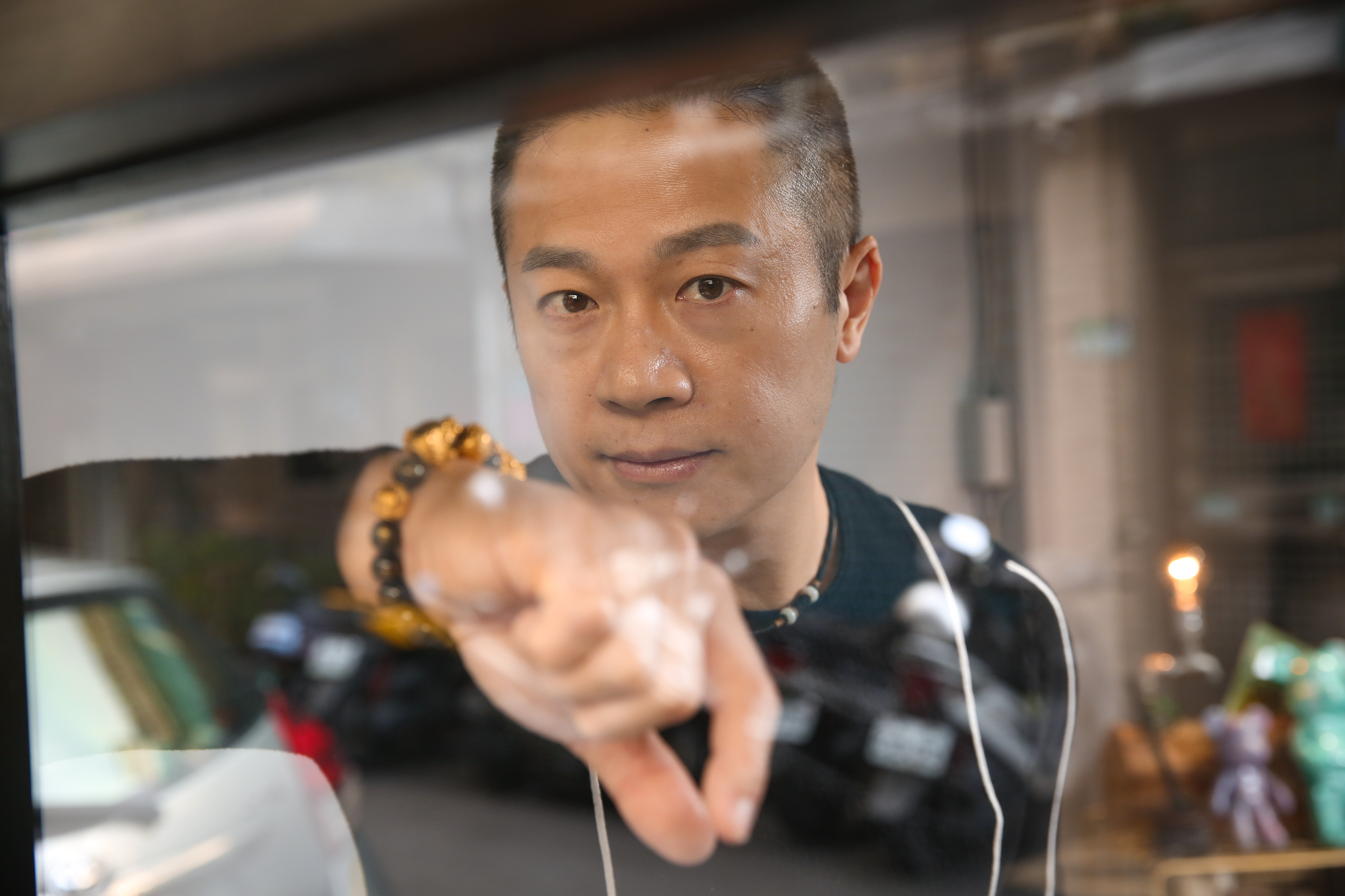 環保企業家施冠伸是周遊乾兒子，他近日想在演藝圈槓桿發展，拍影片、嘗試做個人IP，希望增加個人名氣讓自己的商業王國有更大發展。