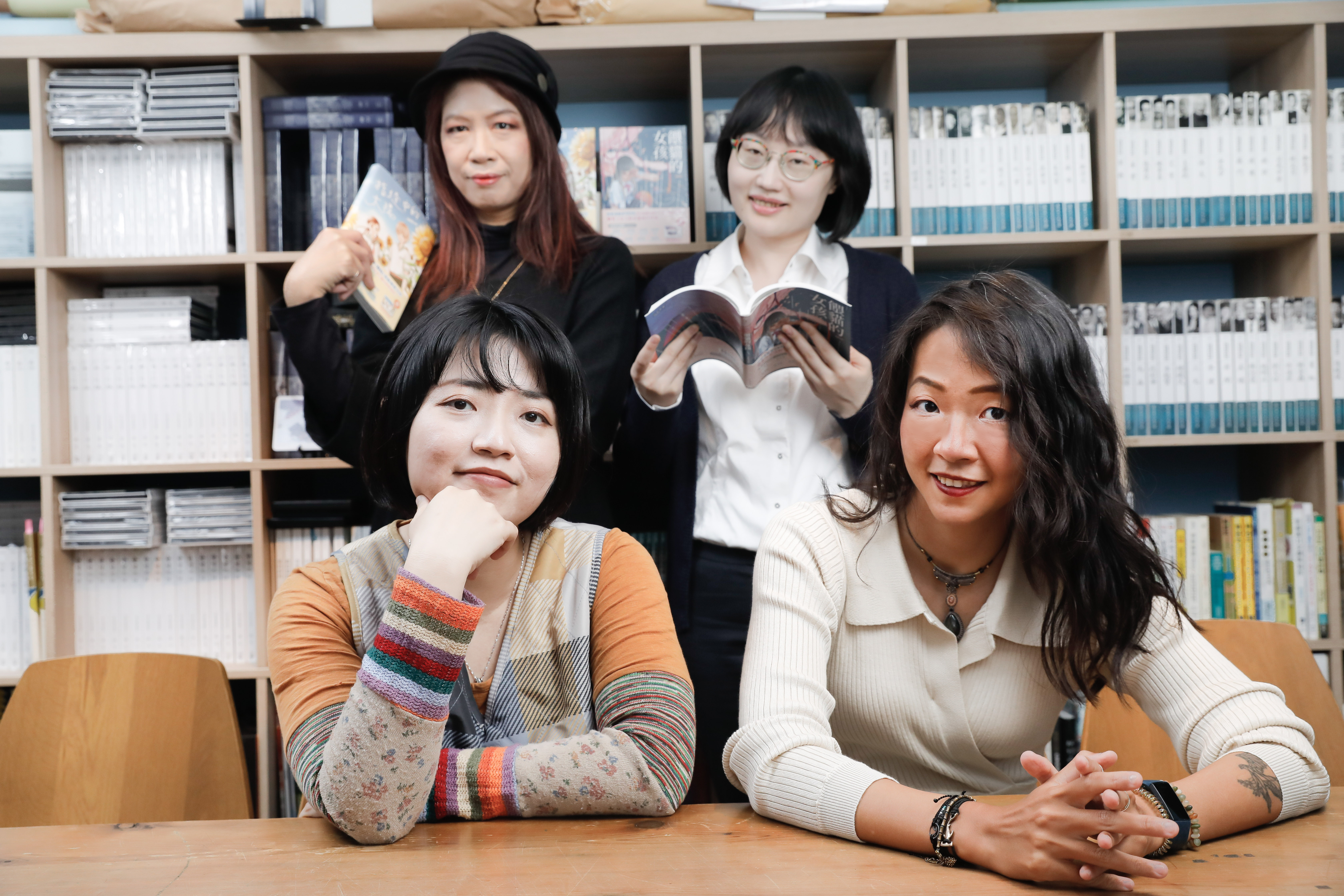 目宿媒體漫畫部總編輯李佩芝（右後）攜手漫畫家YAYA（右前）、柯宥希（左前），以及臺灣漫畫基地產業經理張曉彤（左後），共同打造《指縫中的太陽》與《餵貓的女孩》。