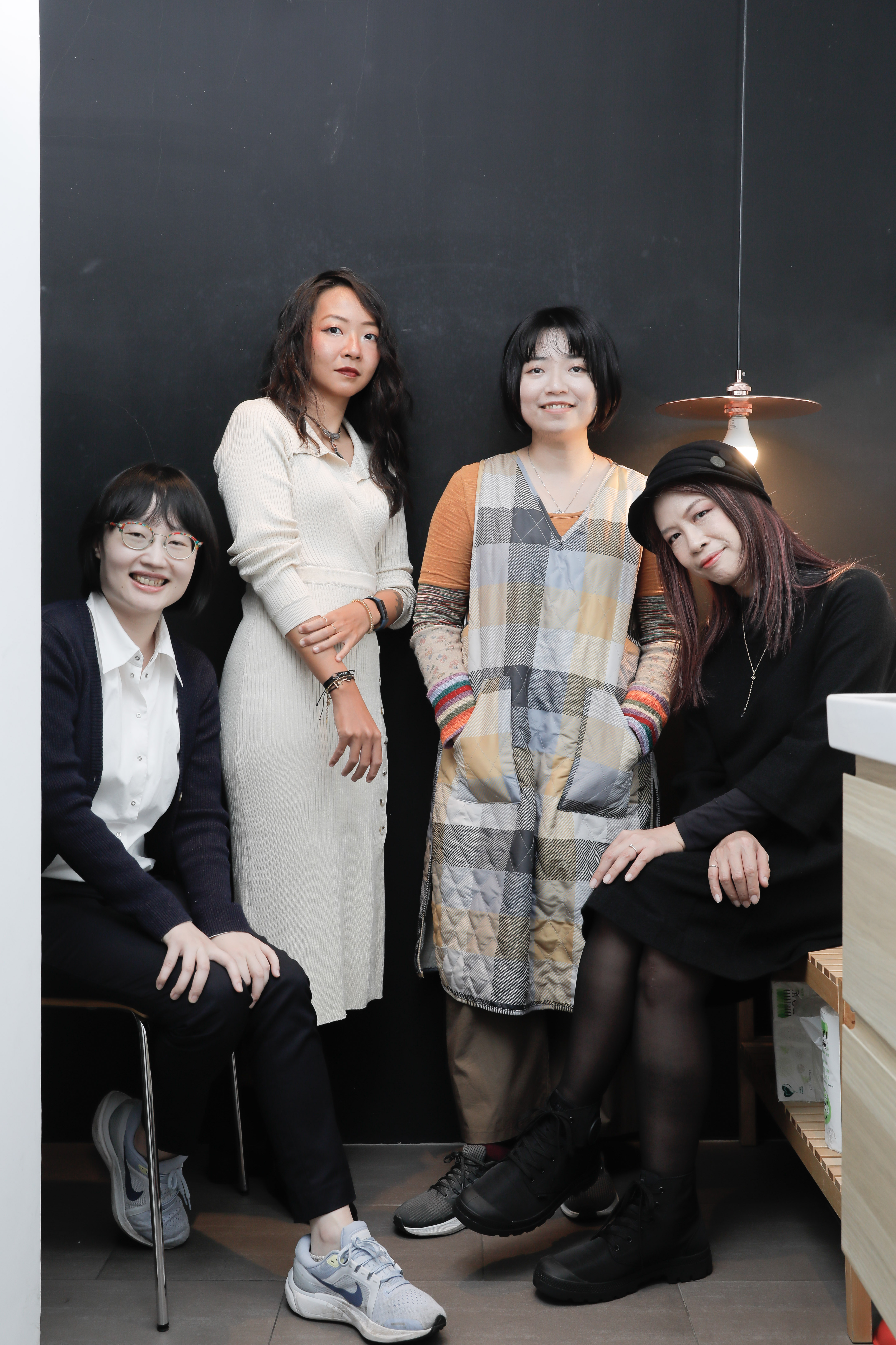 目宿媒體漫畫部總編輯李佩芝(左起)攜手漫畫家YAYA、柯宥希,以及臺灣漫畫基地產業經理張曉彤,共同打造《指縫中的太陽》與《餵貓的女孩》。