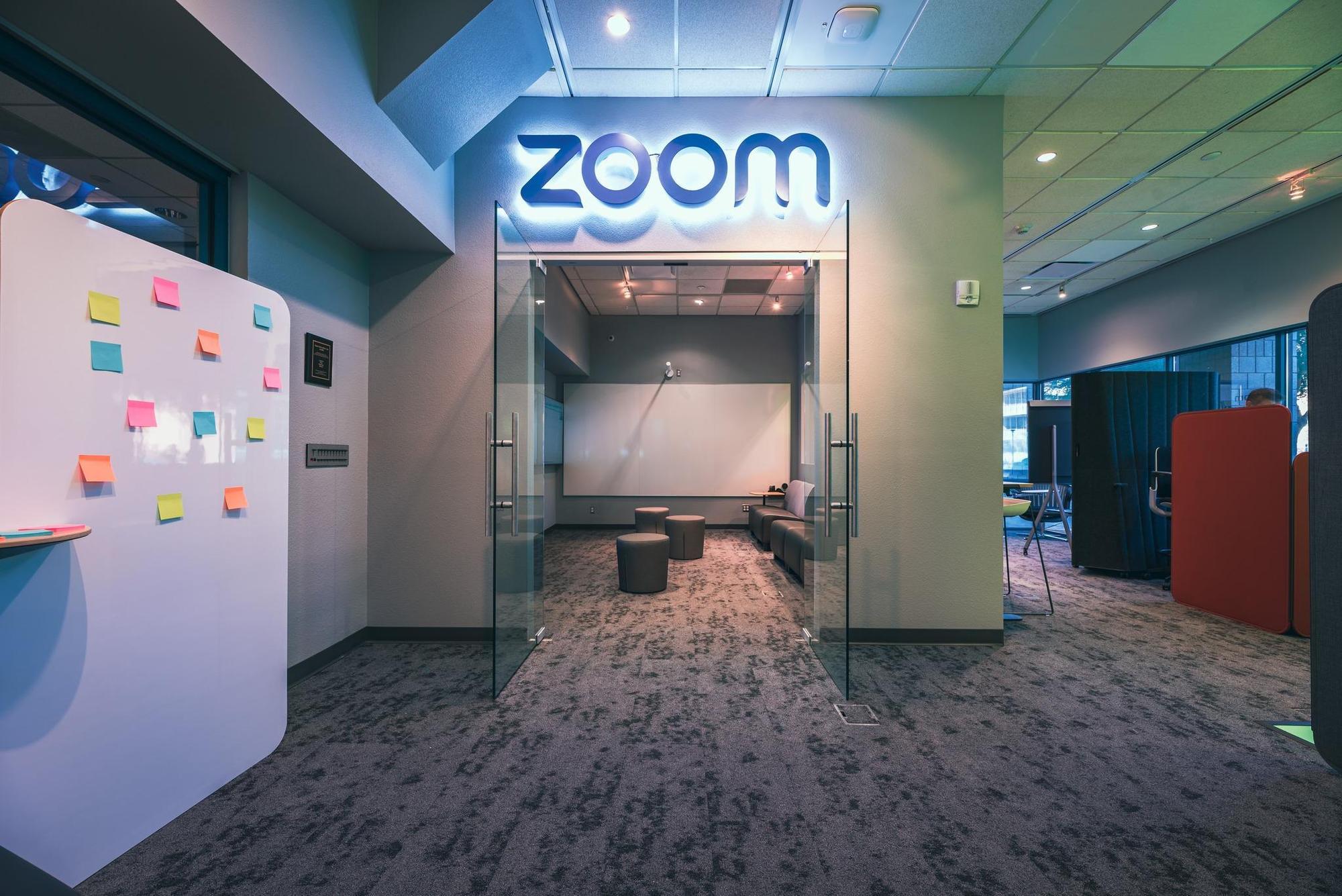 Zoom於2日提交美國證券交易委員會的文件中披露，已解僱到職不到9個月的總裁湯姆。（翻攝自Zoom臉書）