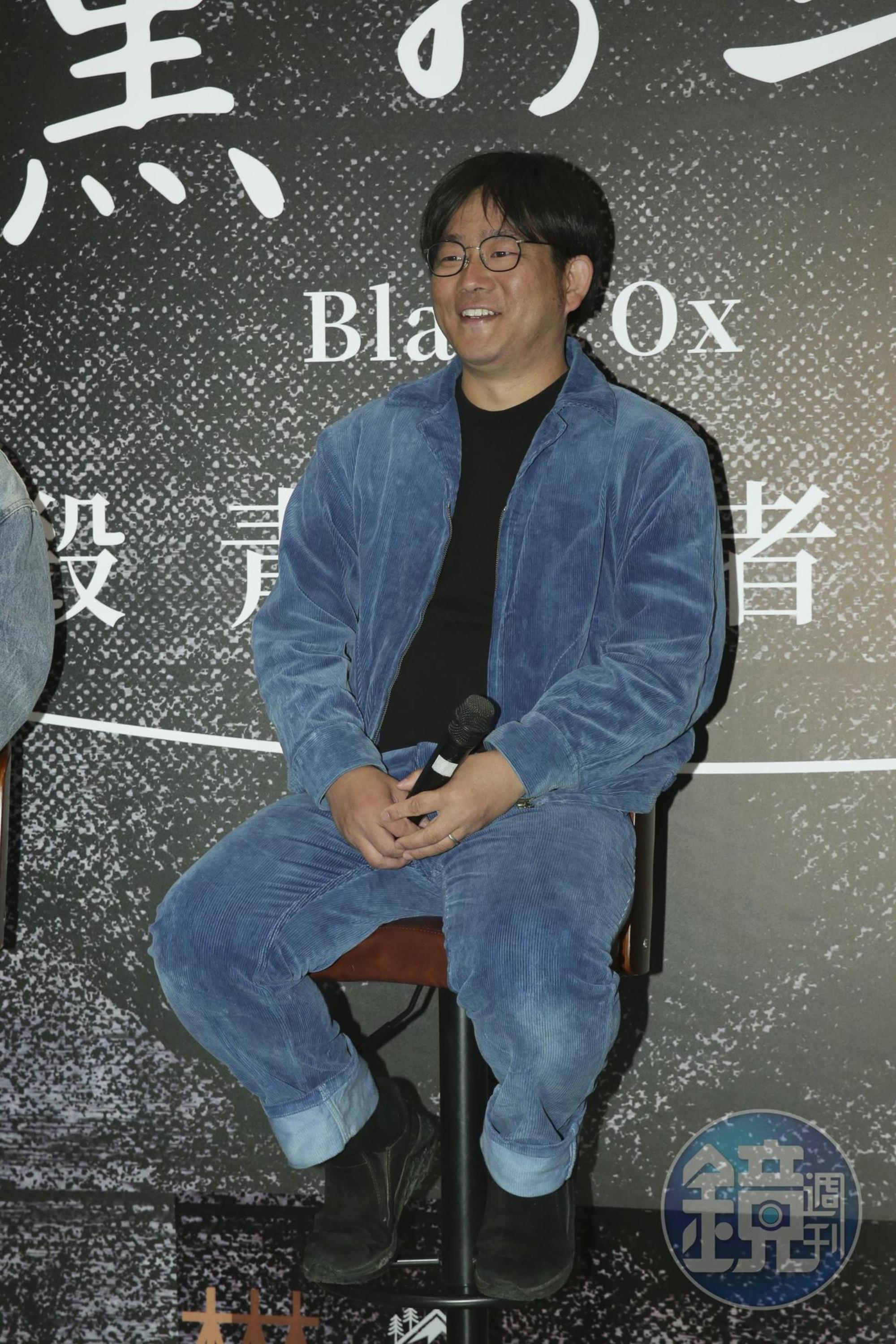 導演蔦哲一朗身穿一身藍色,他自嘲盛裝打扮,穿得跟「哆拉A夢」一樣。