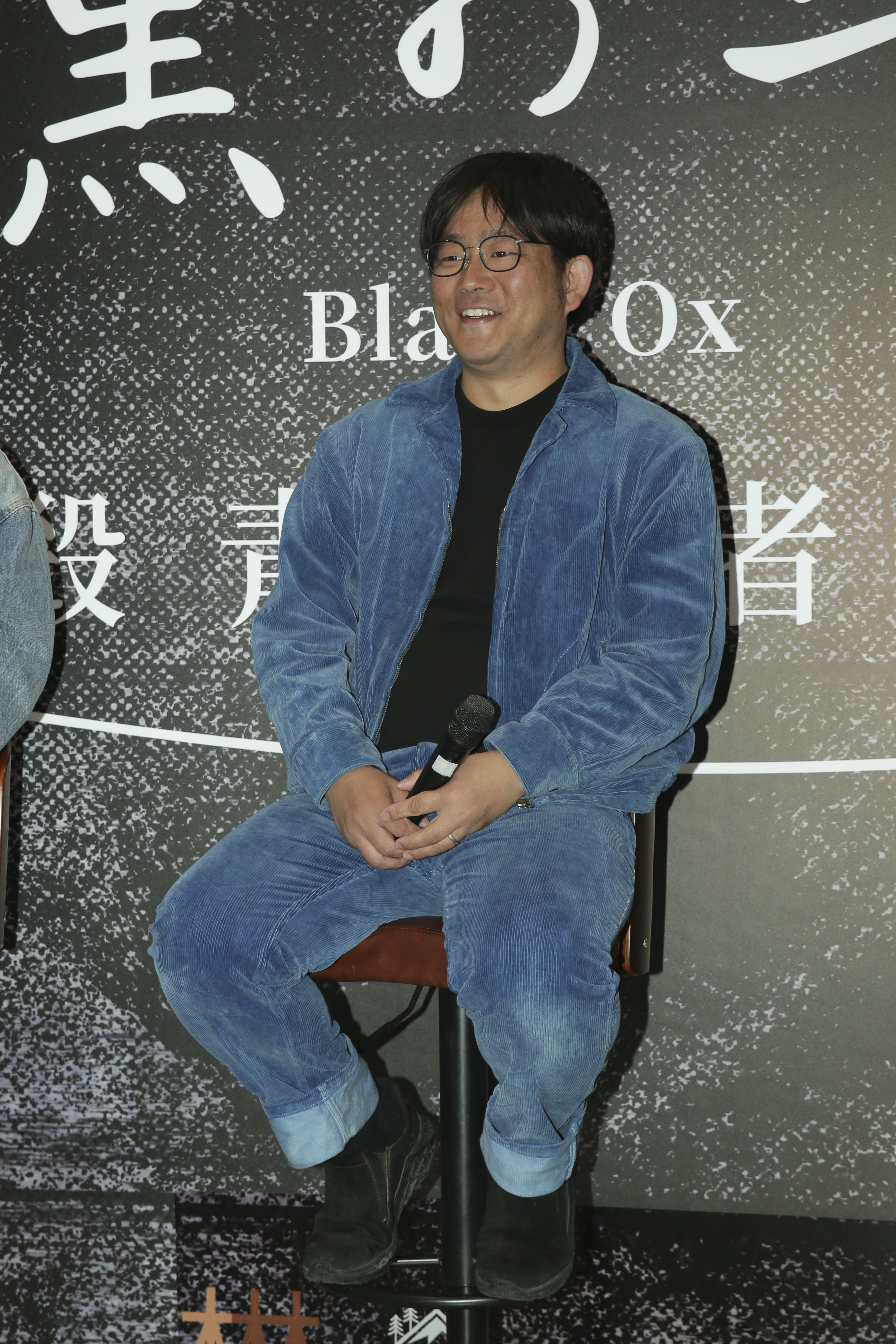 導演蔦哲一朗身穿一身藍色,他自嘲盛裝打扮,穿得跟「哆拉A夢」一樣。