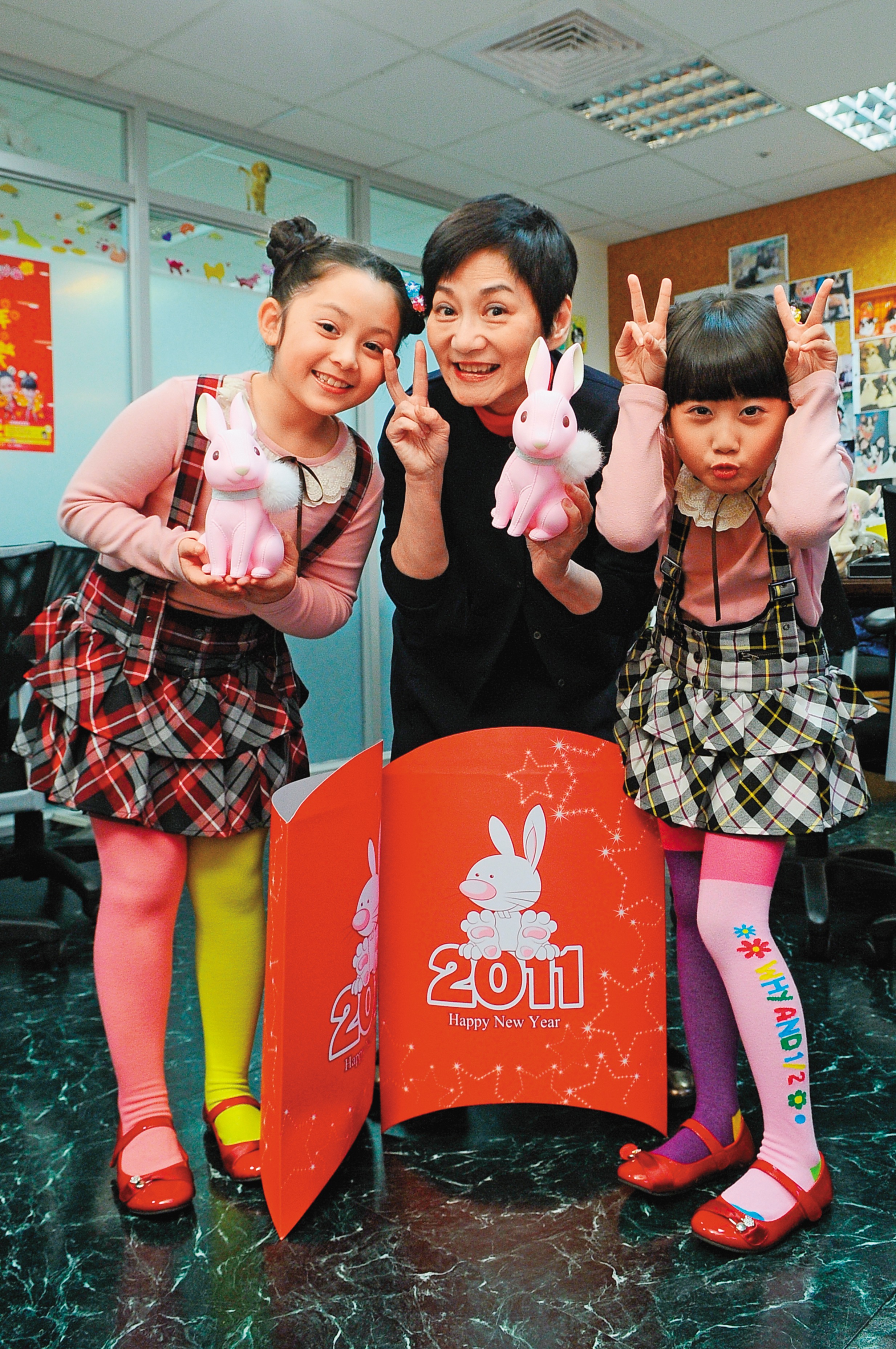 吳兆絃（左）8歲就和藍愛子（右）組「大小姐」出道，受到當時的老闆張小燕（中）提拔。（翻攝自吳兆絃IG）