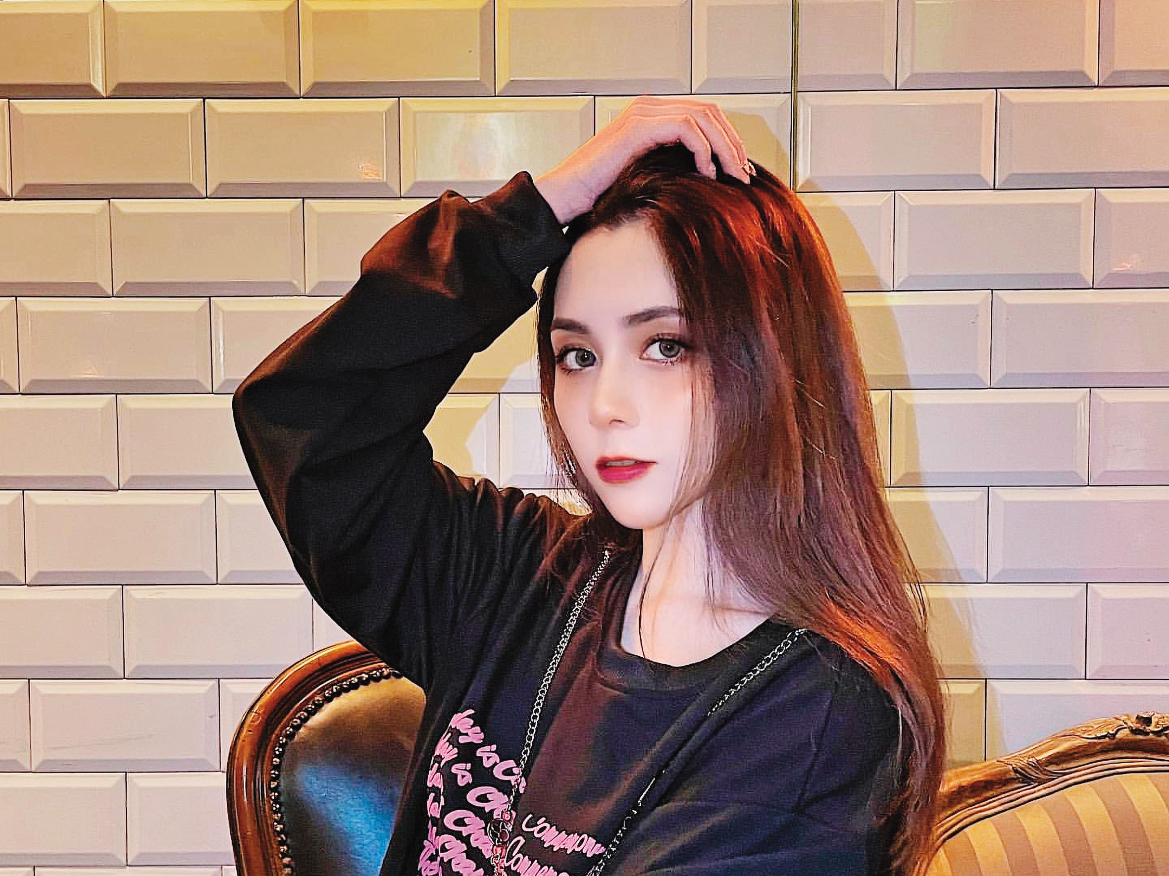 吳兆絃長大之後作風丕變,從純真女孩變成豔麗網美。(翻攝自吳兆絃IG)