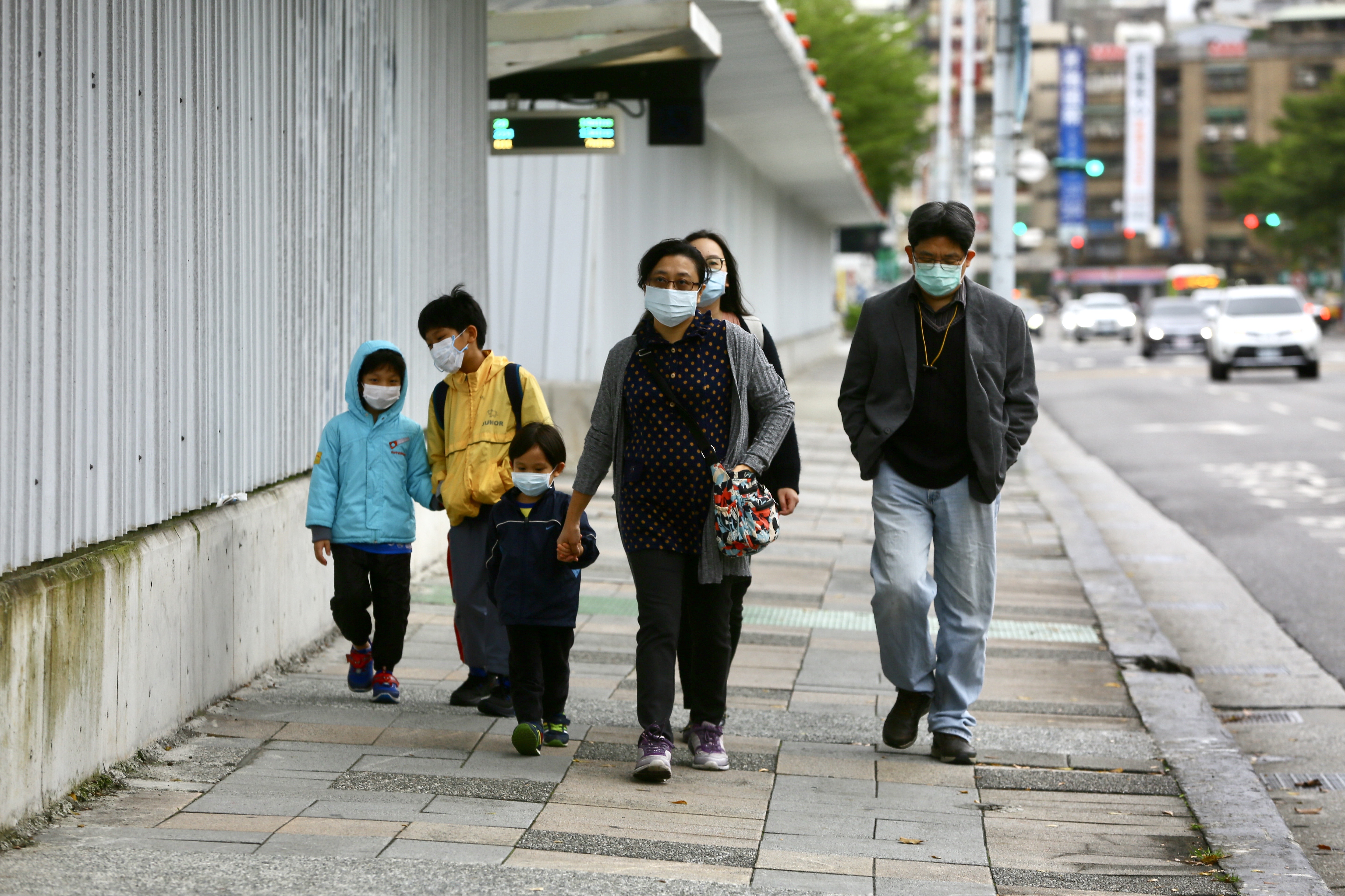持續受到輻射冷卻影響，各地早晚日夜溫差大，提醒民眾早出晚歸、應注意衣著調適。（示意圖，本刊資料照）