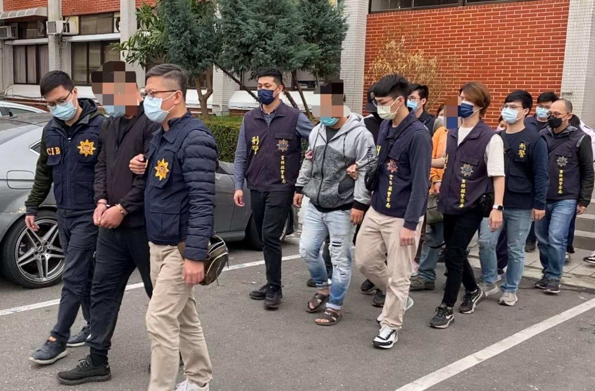 刑事局電信偵查大隊將涉嫌人口販運的林、呂2男及旗下幹部陳女等8人拘提到案。（刑事局提供）