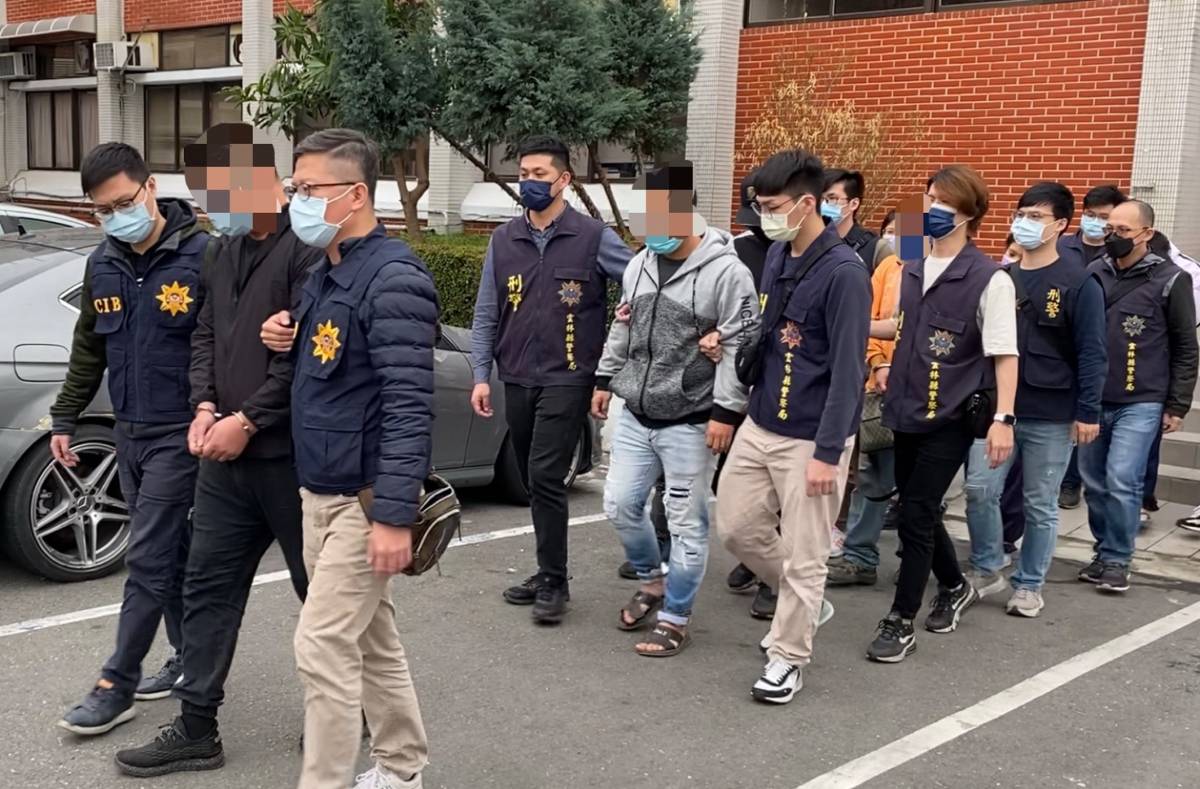 刑事局電信偵查大隊將涉嫌人口販運的林、呂2男及旗下幹部陳女等8人拘提到案。（刑事局提供）