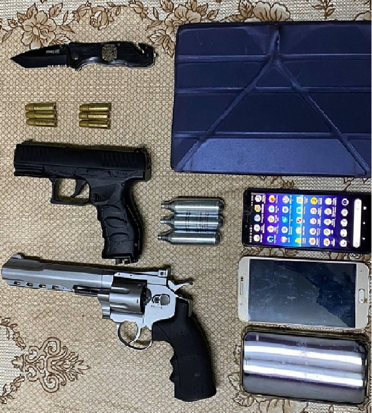 警方查出，這些黑幫份子會限制被害人行動自由，若不配合還會慘遭瓦斯槍打至流血、骨折。（刑事局提供）