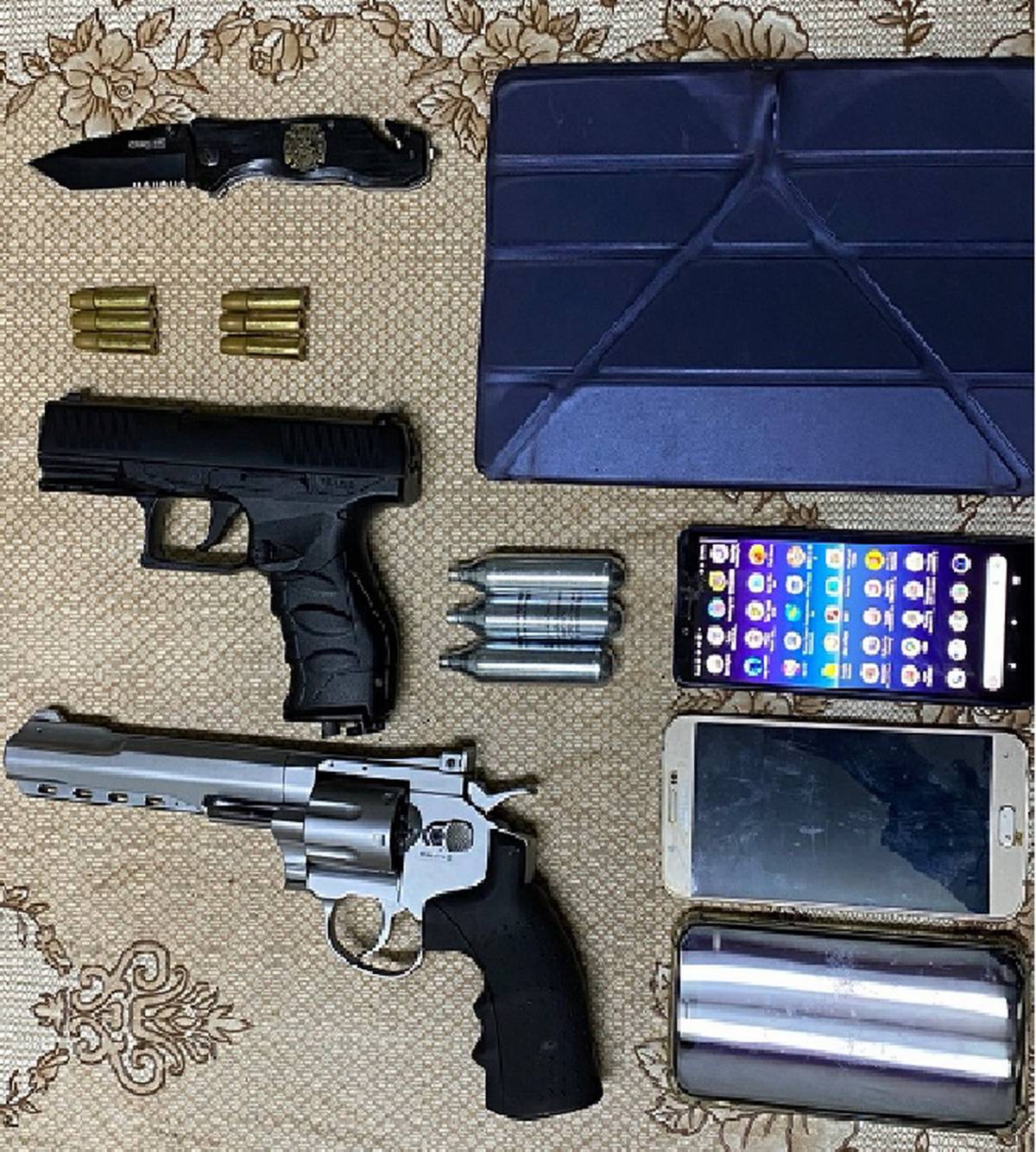 警方查出，這些黑幫份子會限制被害人行動自由，若不配合還會慘遭瓦斯槍打至流血、骨折。（刑事局提供）