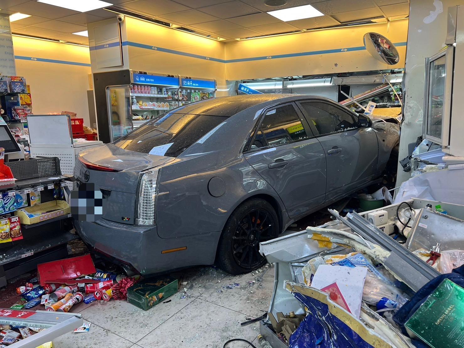 1輛凱迪拉克轎車清晨高速衝進1家超商內。（翻攝畫面）