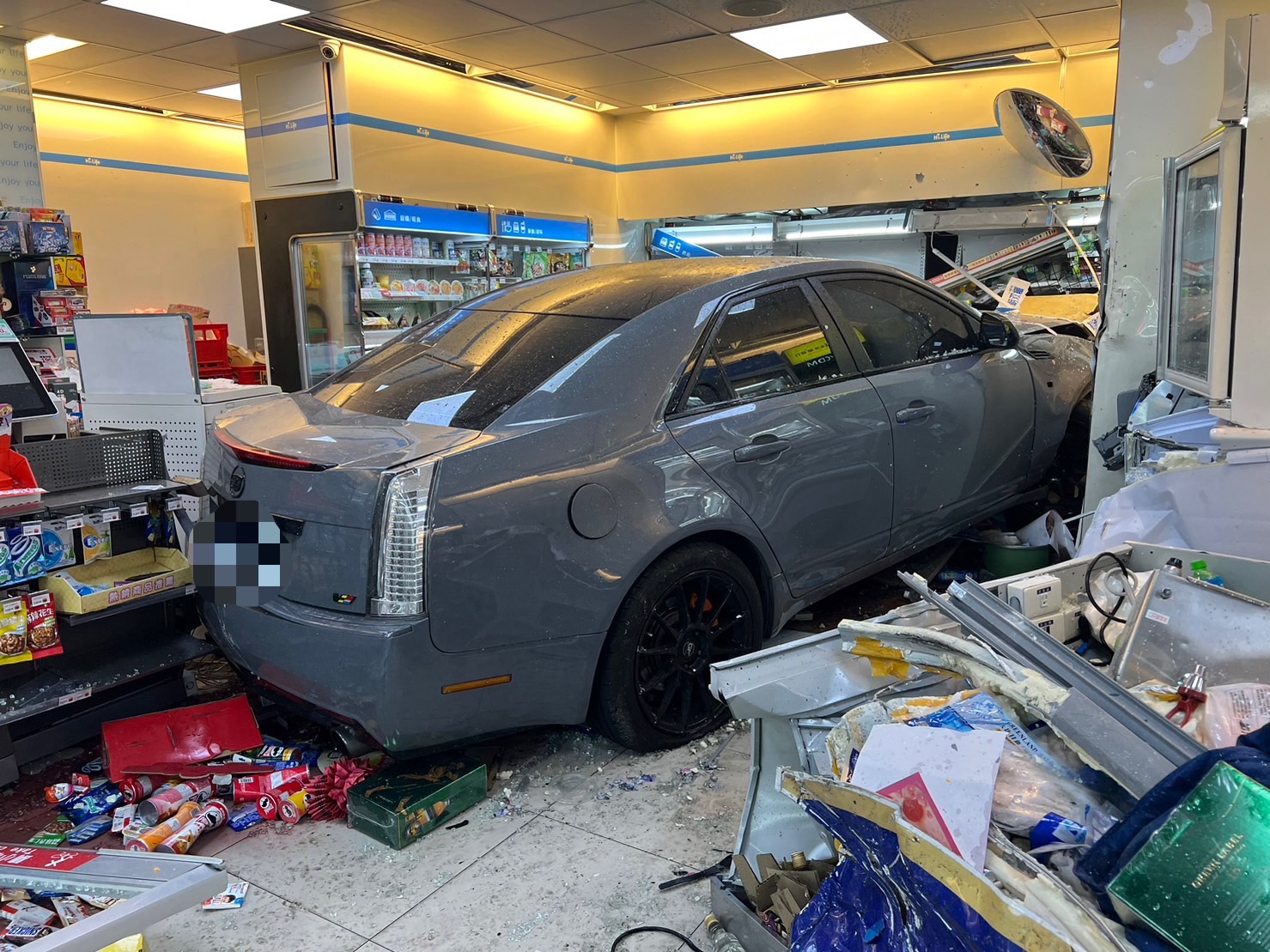 1輛凱迪拉克轎車清晨高速衝進1家超商內。（翻攝畫面）