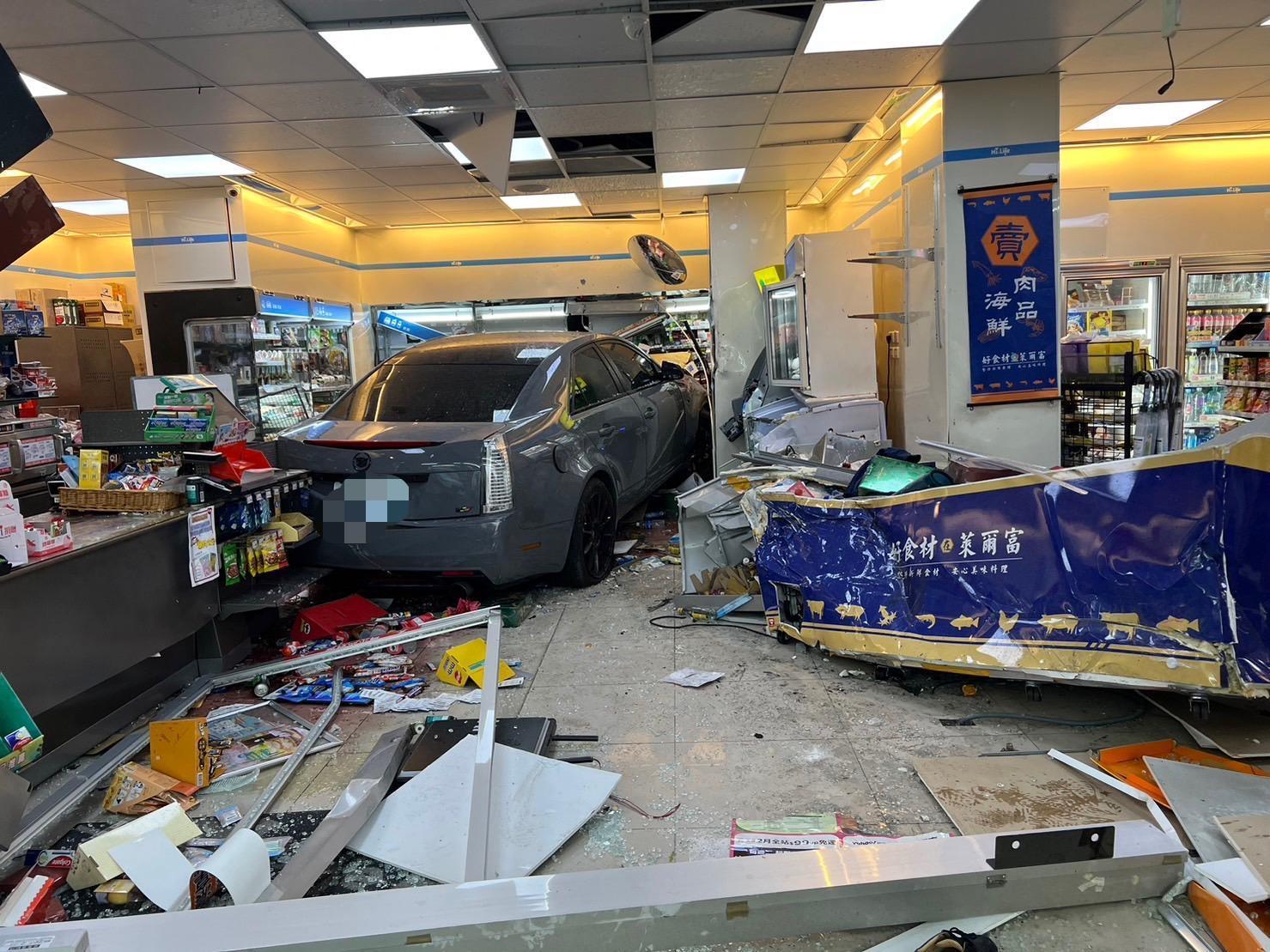 超商店內物品散落一地，現場凌亂不堪。（翻攝畫面）