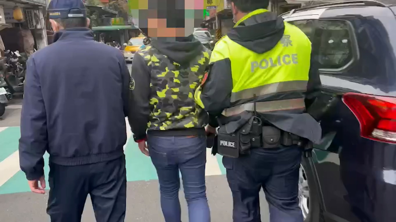 涉嫌肇事的林嫌(中)被警方帶回訊問。(翻攝畫面)