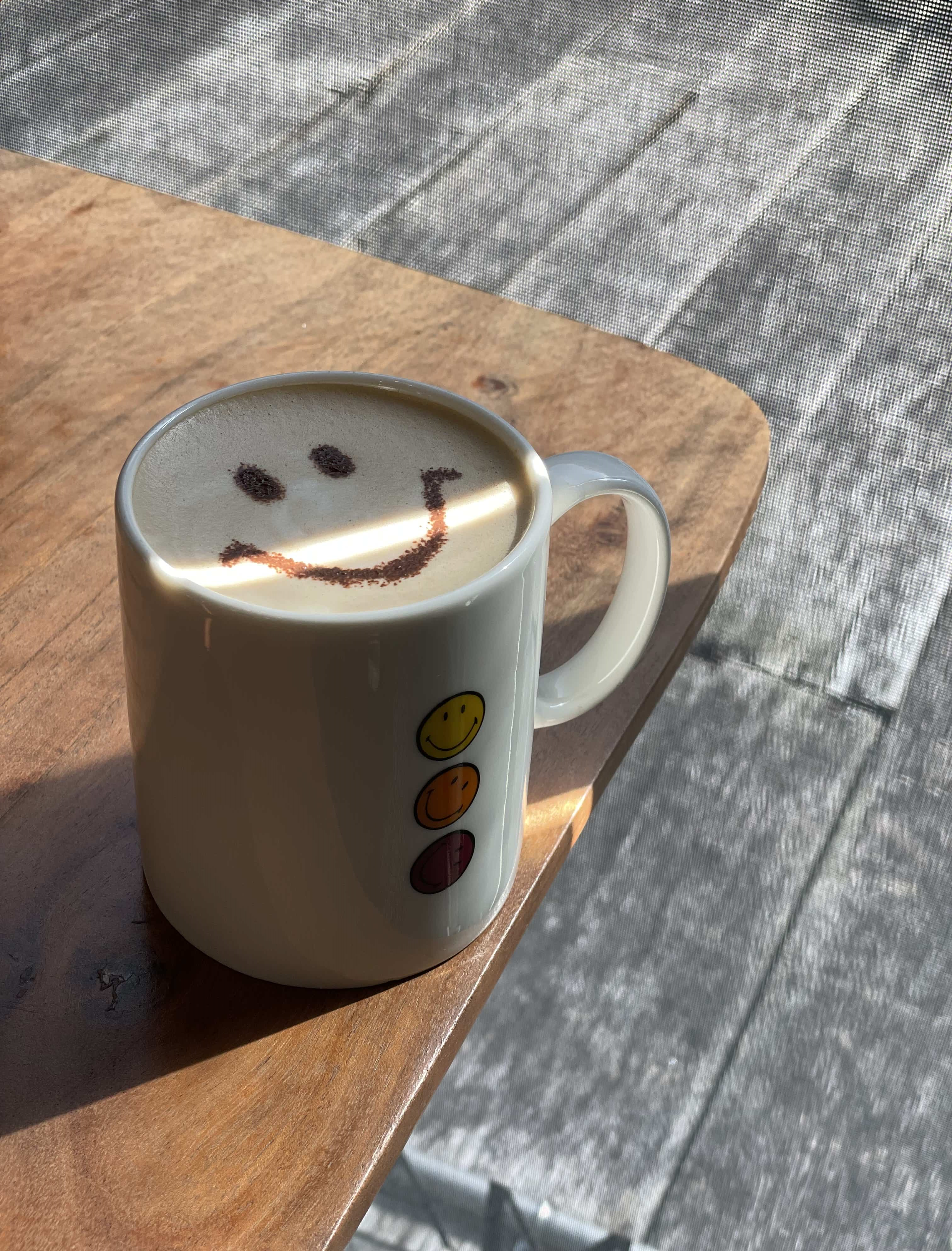 隨著陽光灑落，帶著笑顏的醇厚鍋煮奶茶不僅暖胃更加暖心。（380元+10%套餐含甜點+飲料）