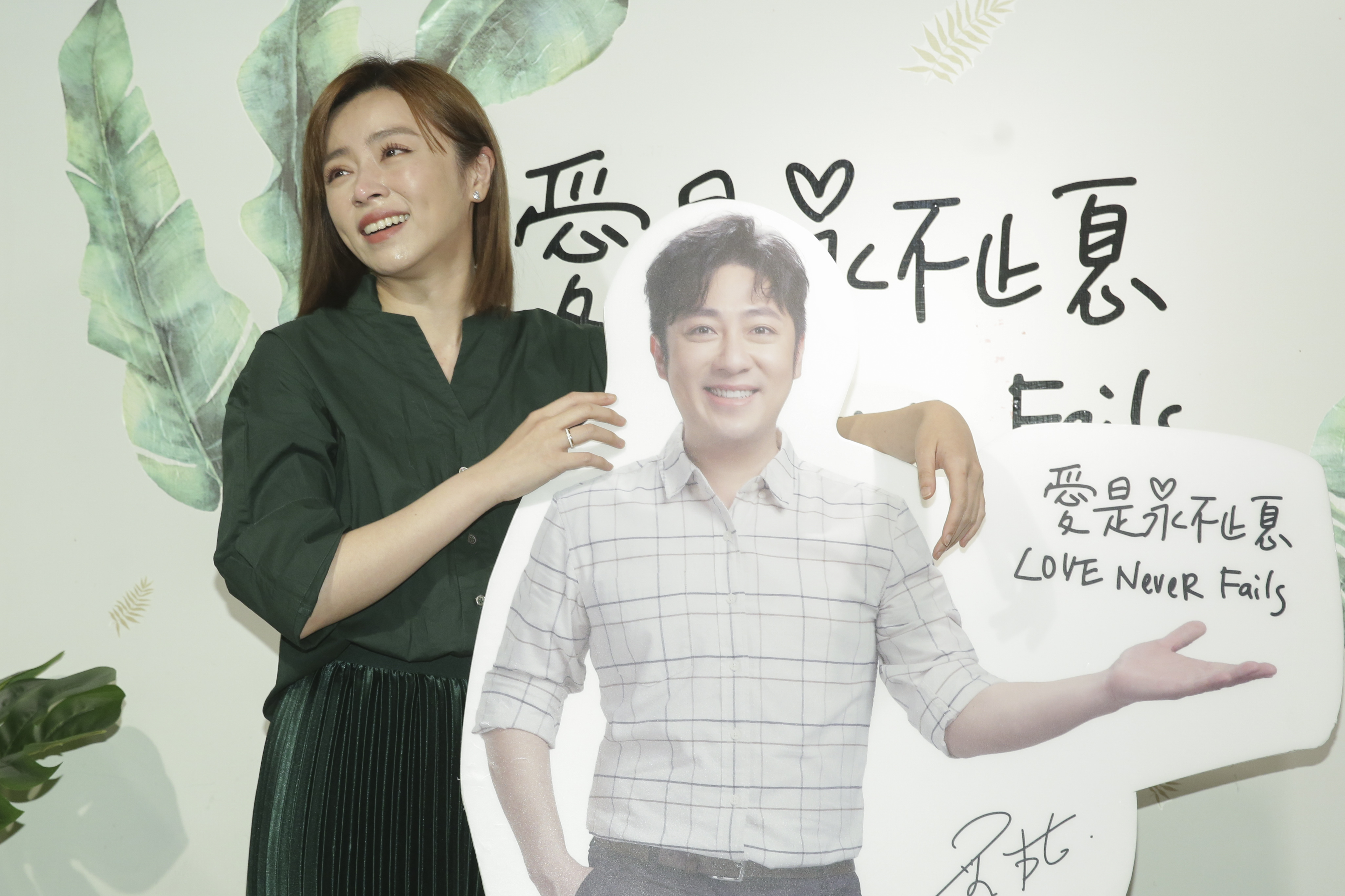 王瞳提到艾成仍難忍心頭酸楚紅了眼眶。