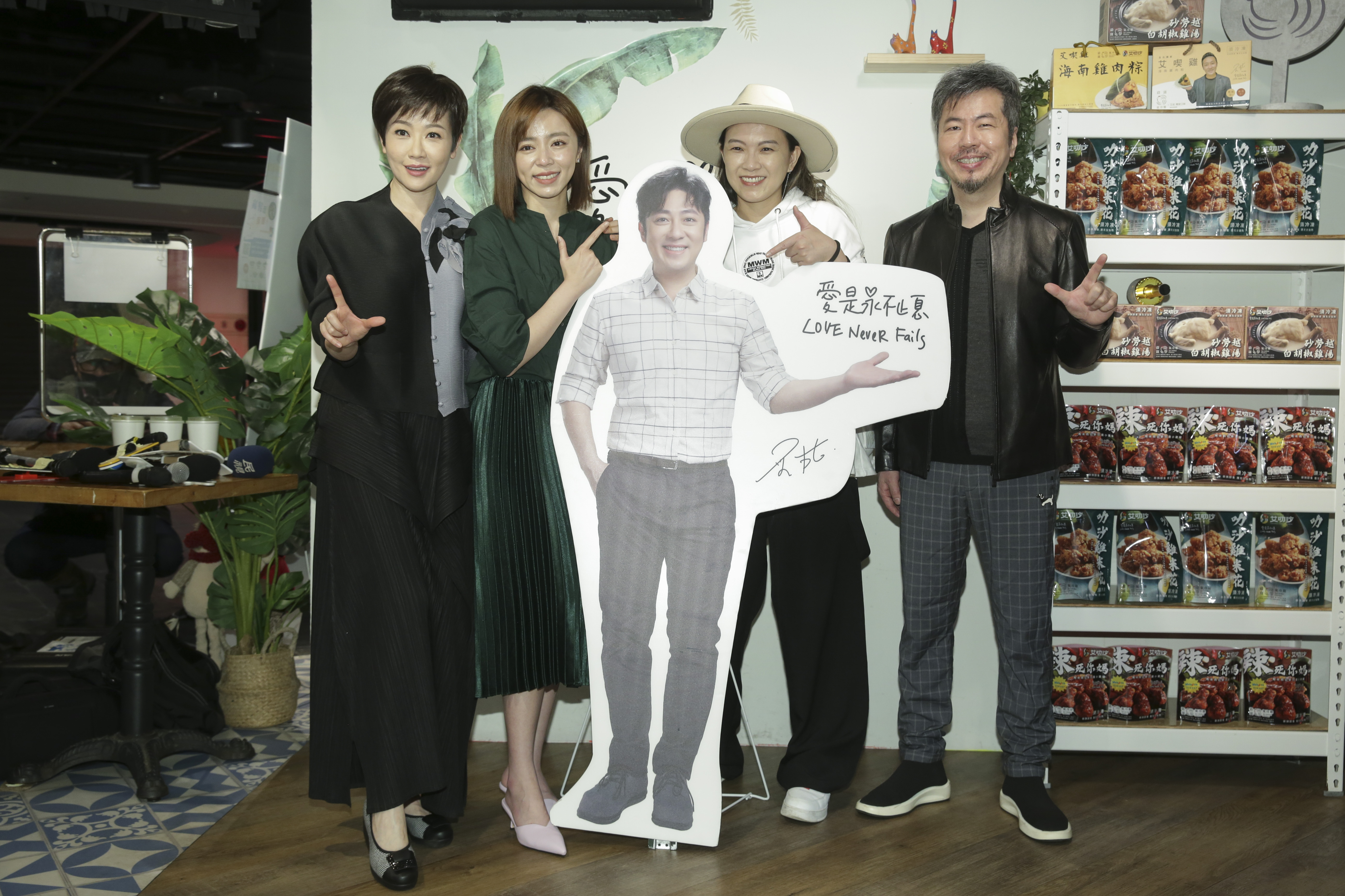 黃國倫也帶老婆寇乃馨一起出席品嚐艾叻沙料理。