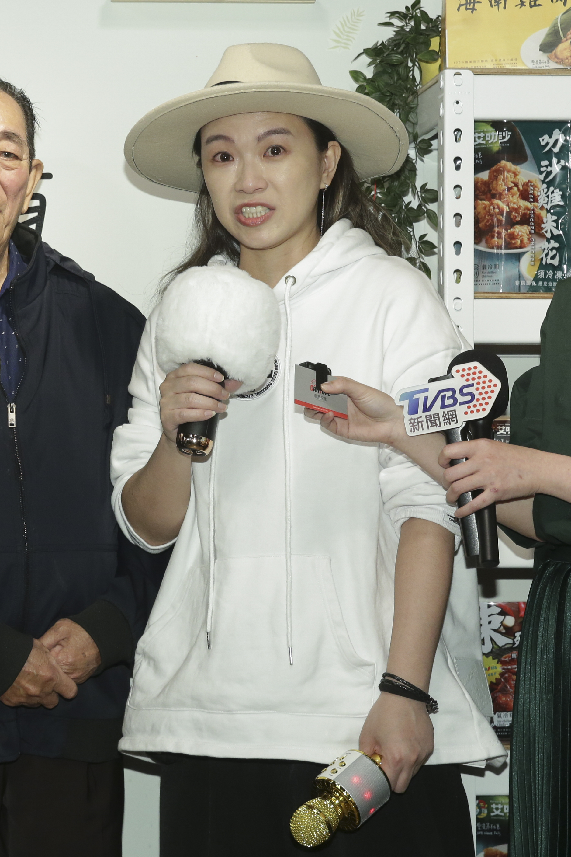 張芸京在艾成辭世前還與他一起錄製了多首新歌。