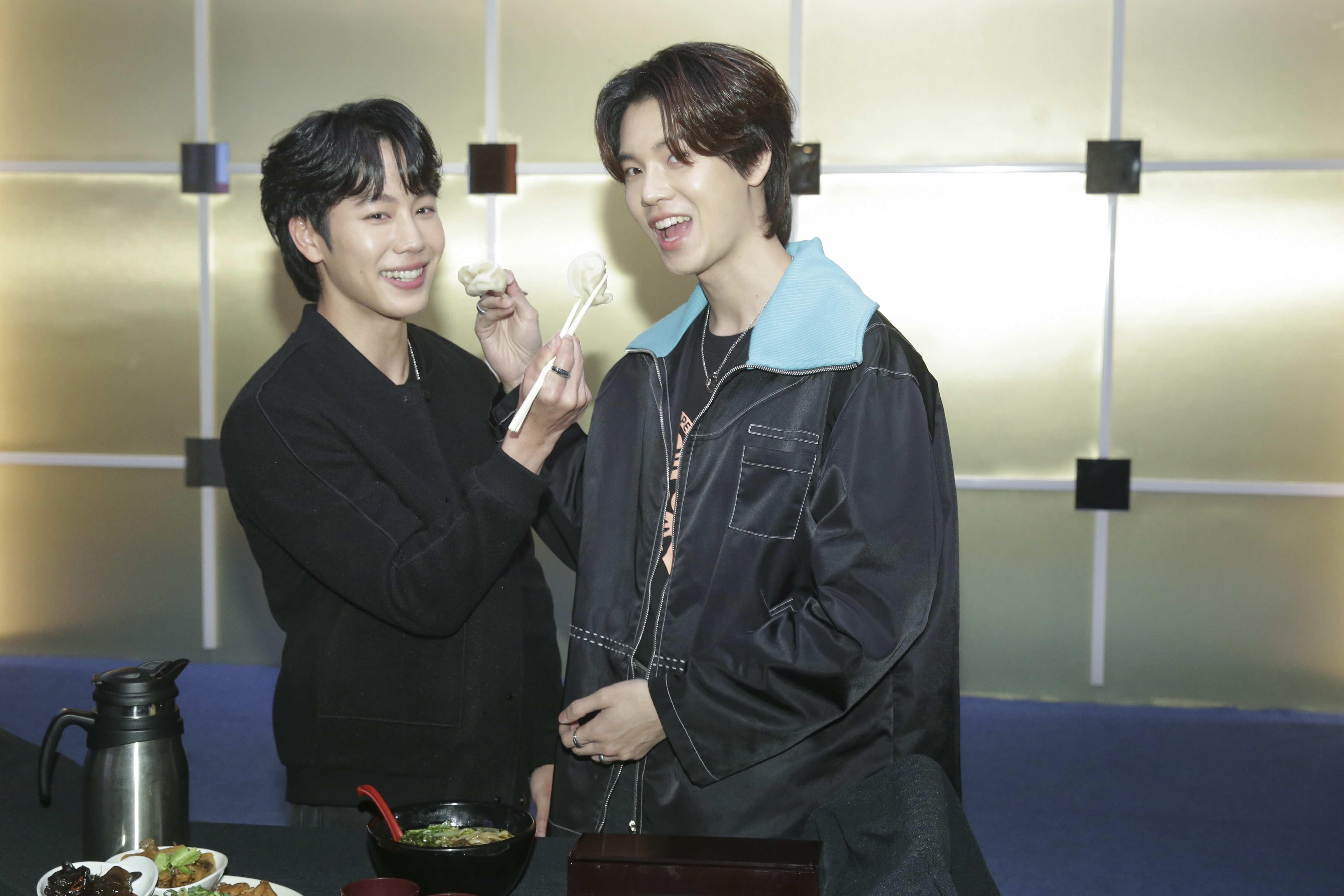 Yin（右）和War大吃台灣美食，對水餃、牛肉麵情有獨鍾，互餵水餃超甜蜜的啦！