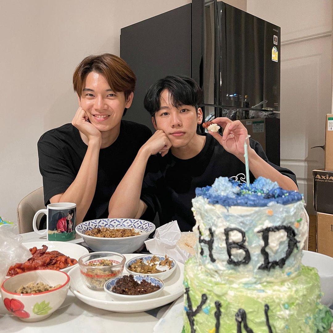 去年Yin生日，War特地親手製作蛋糕送到Yin家裡，卻遇上Yin家有一群遠方親友來訪，場面超級尷尬也很有趣。（翻攝War IG）