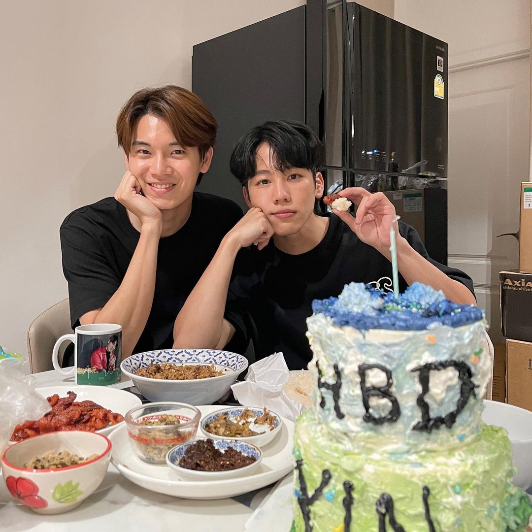 去年Yin生日，War特地親手製作蛋糕送到Yin家裡，卻遇上Yin家有一群遠方親友來訪，場面超級尷尬也很有趣。（翻攝War IG）