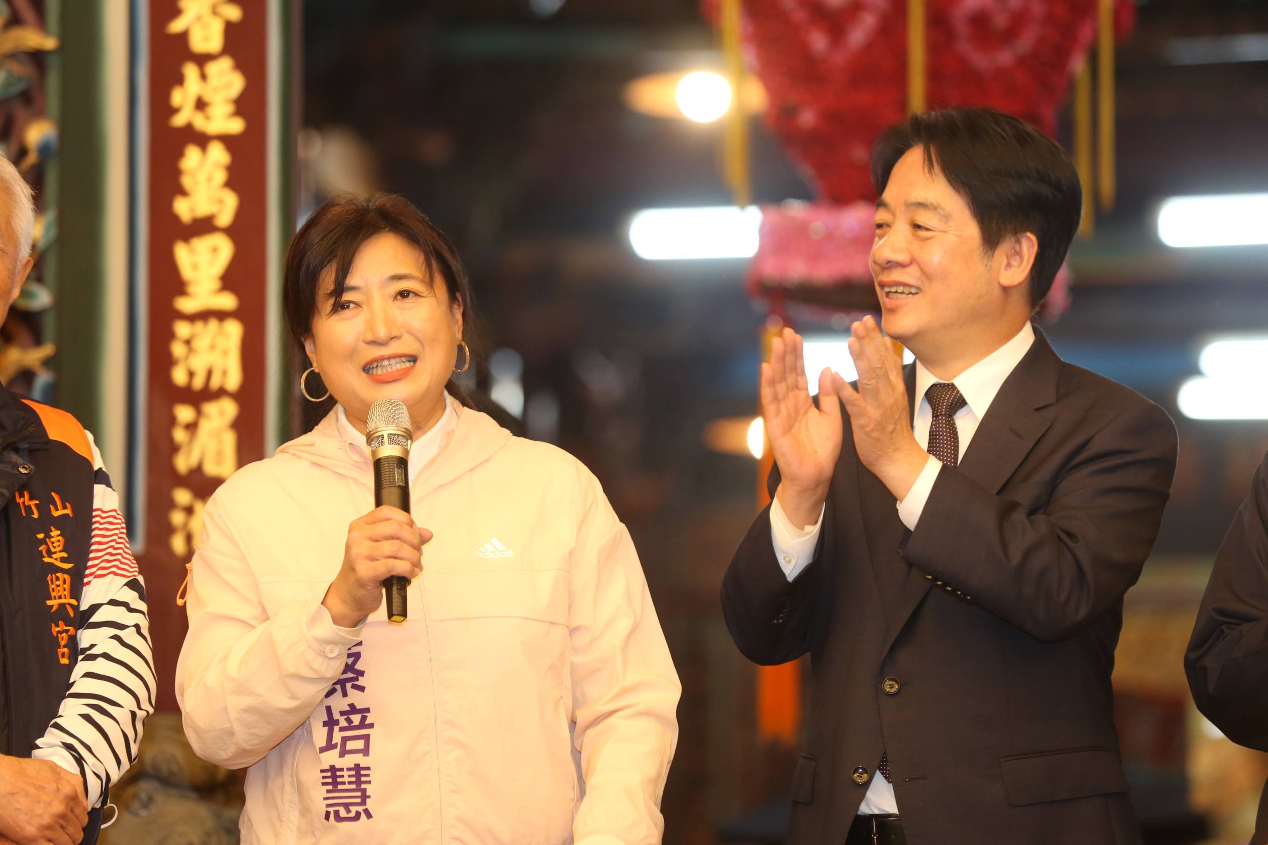 賴清德(右)不斷幫蔡培慧助選。(本刊資料照)