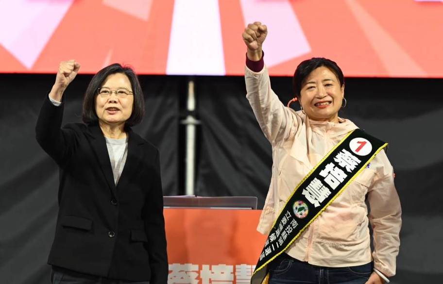 蔡英文（左）昨在選前之夜為蔡培慧（右）站台。（本刊資料照）