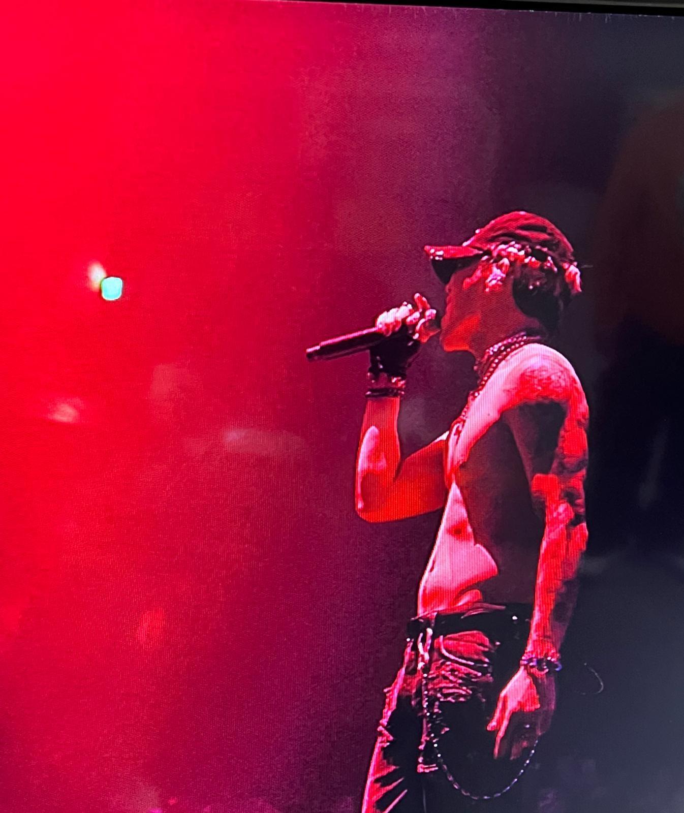 ØZI連唱帶熱舞讓他跳到大汗淋漓,脫掉上衣。(讀者提供)