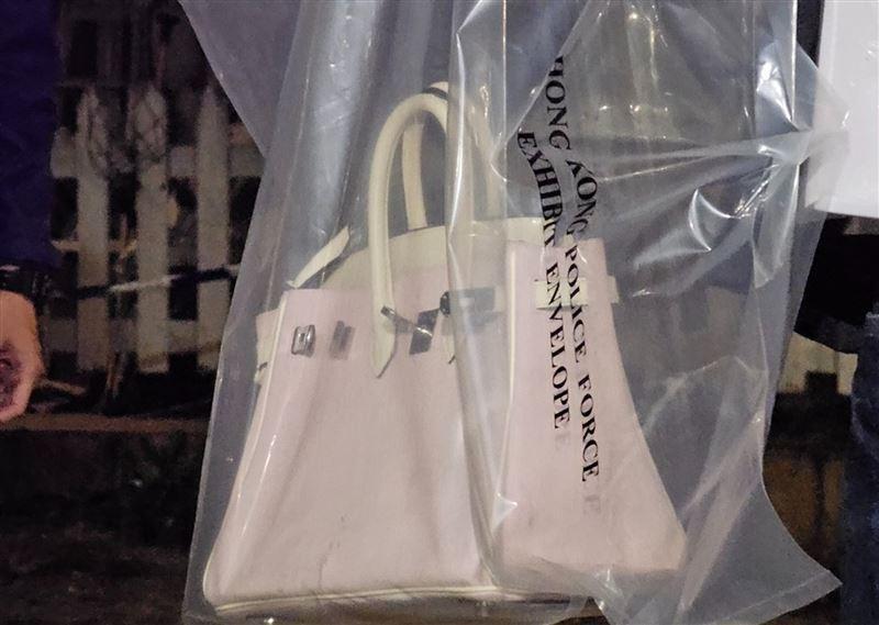 案發當場,警方發現蔡天鳳的愛馬仕柏金包,裡面有身分證件。(翻攝自香港《TVB》)