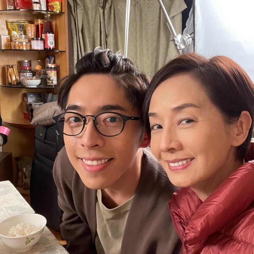 毛舜筠對扮演她兒子的呂爵安讚不絕口，認為對方有著不放棄的精神，正是現在香港影壇需要的。（翻攝自毛舜筠IG）