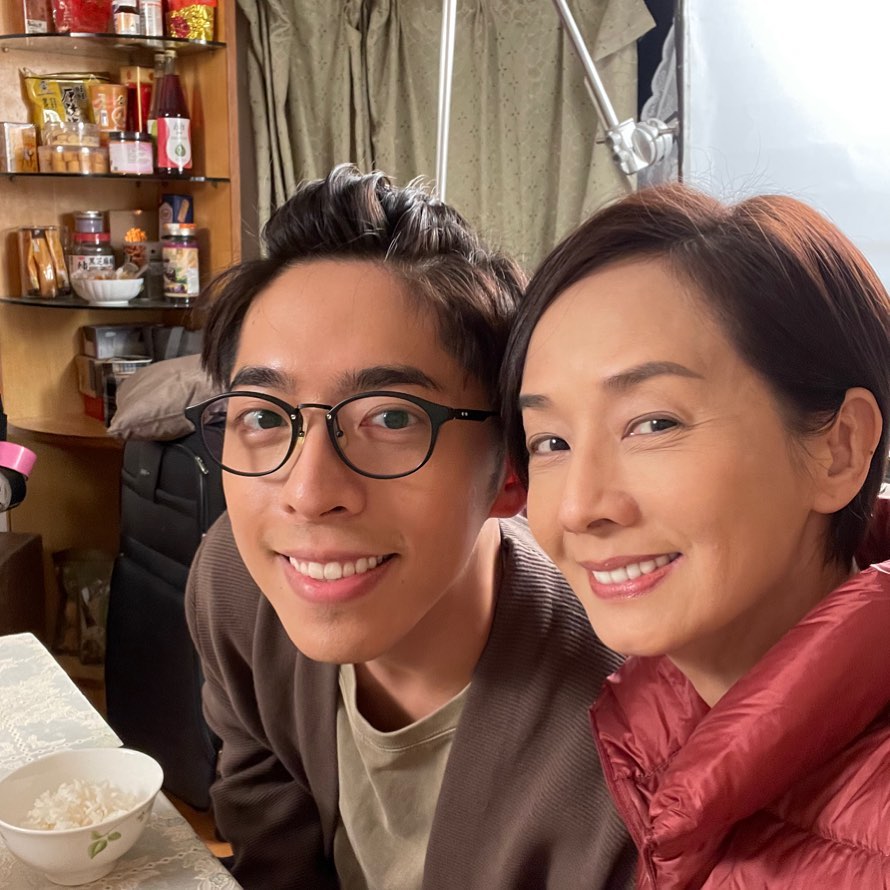 毛舜筠對扮演她兒子的呂爵安讚不絕口，認為對方有著不放棄的精神，正是現在香港影壇需要的。（翻攝自毛舜筠IG）