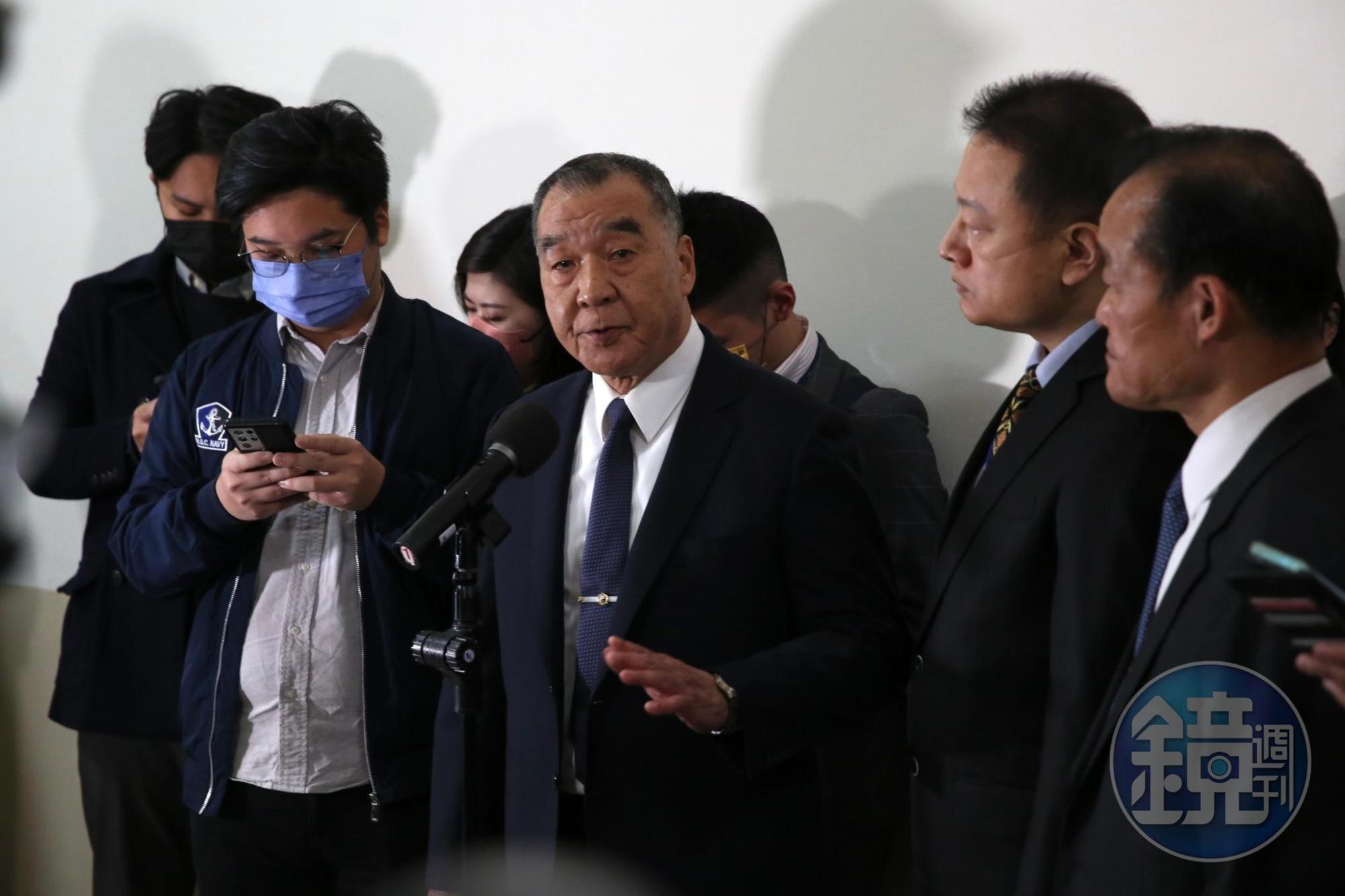 國防部長邱國正今於立院受訪，針對馬祖斷補一事道歉。