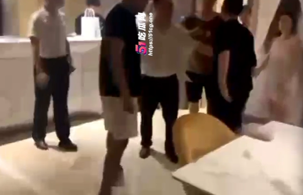 男子撂人來捉姦，現場和老婆與小王們發生衝突。（翻自《51吃瓜網》）