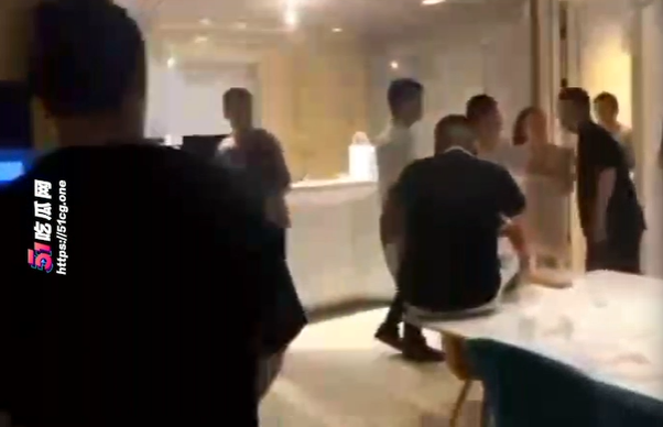 雖有旁人勸阻憤怒的老公，但老公仍對老婆暴力相向。（翻自《51吃瓜網》）