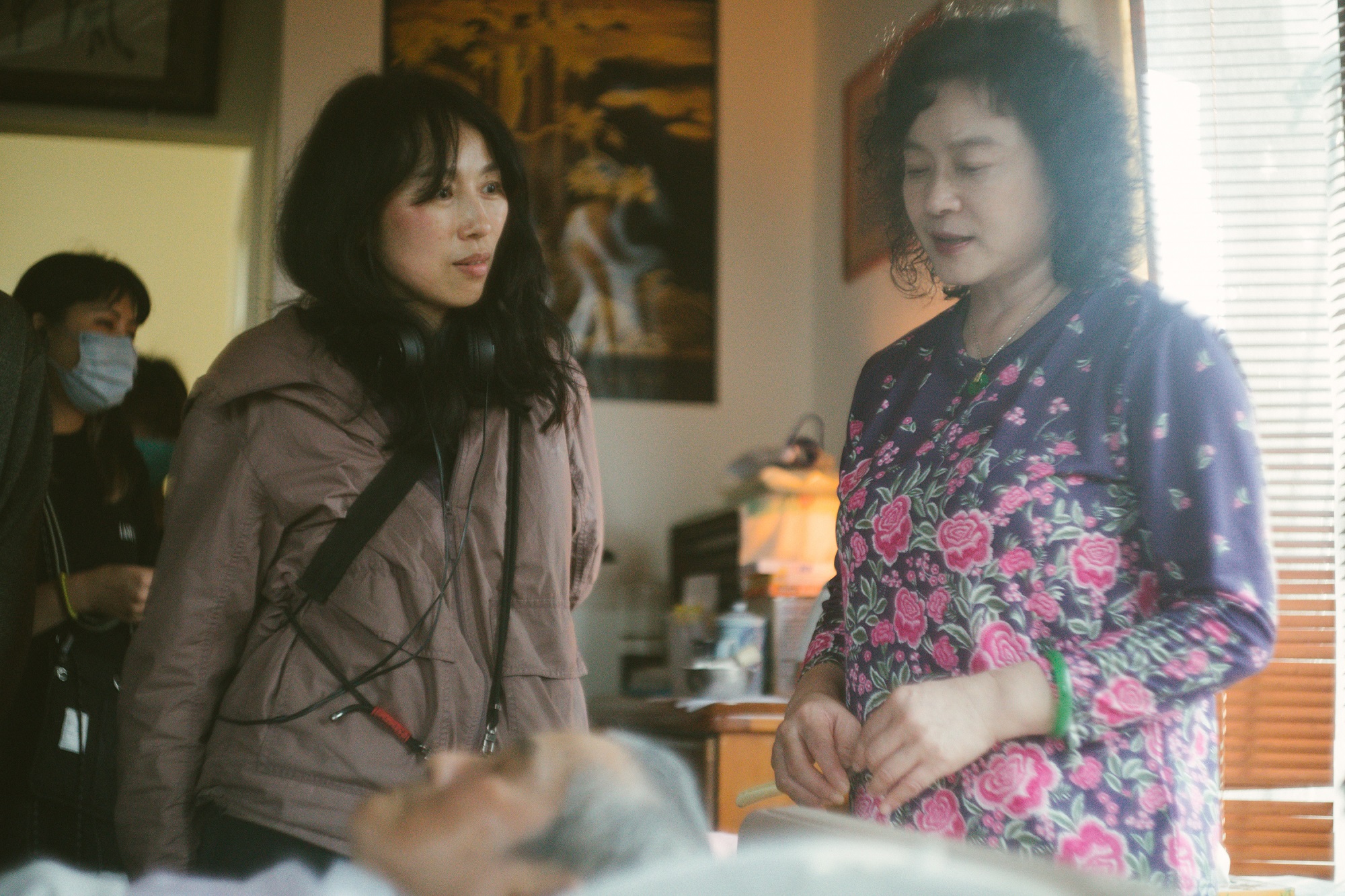 傅天余(左)邀來息影20年的陸小芬(右)領銜主演。(威視電影提供)