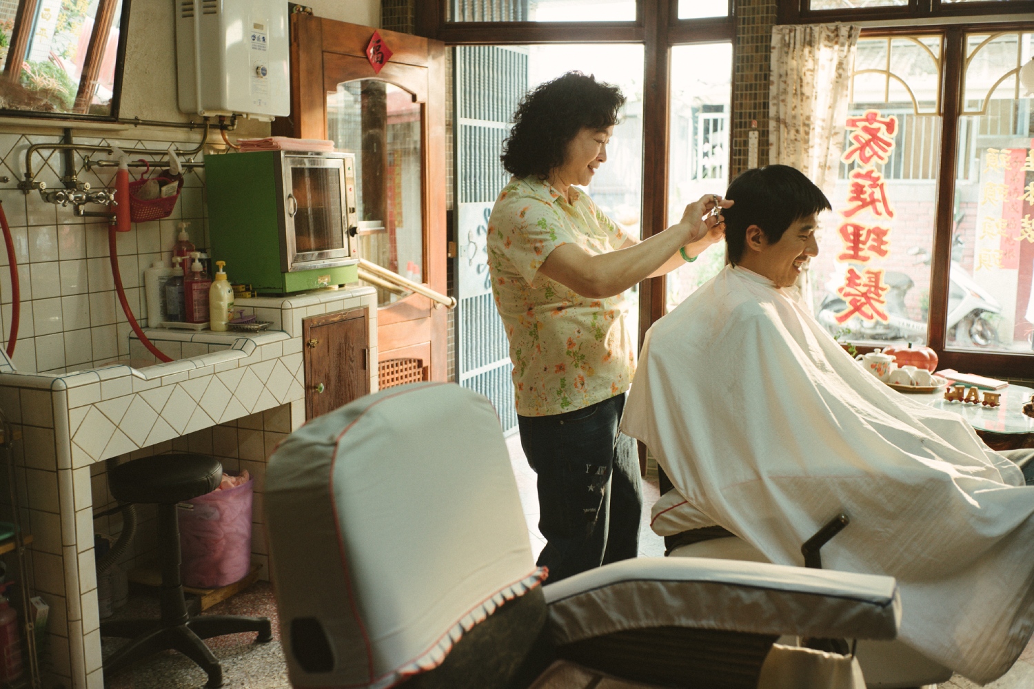 《本日公休》中的家庭理髮店勾起不少觀眾回憶。（威視電影提供）