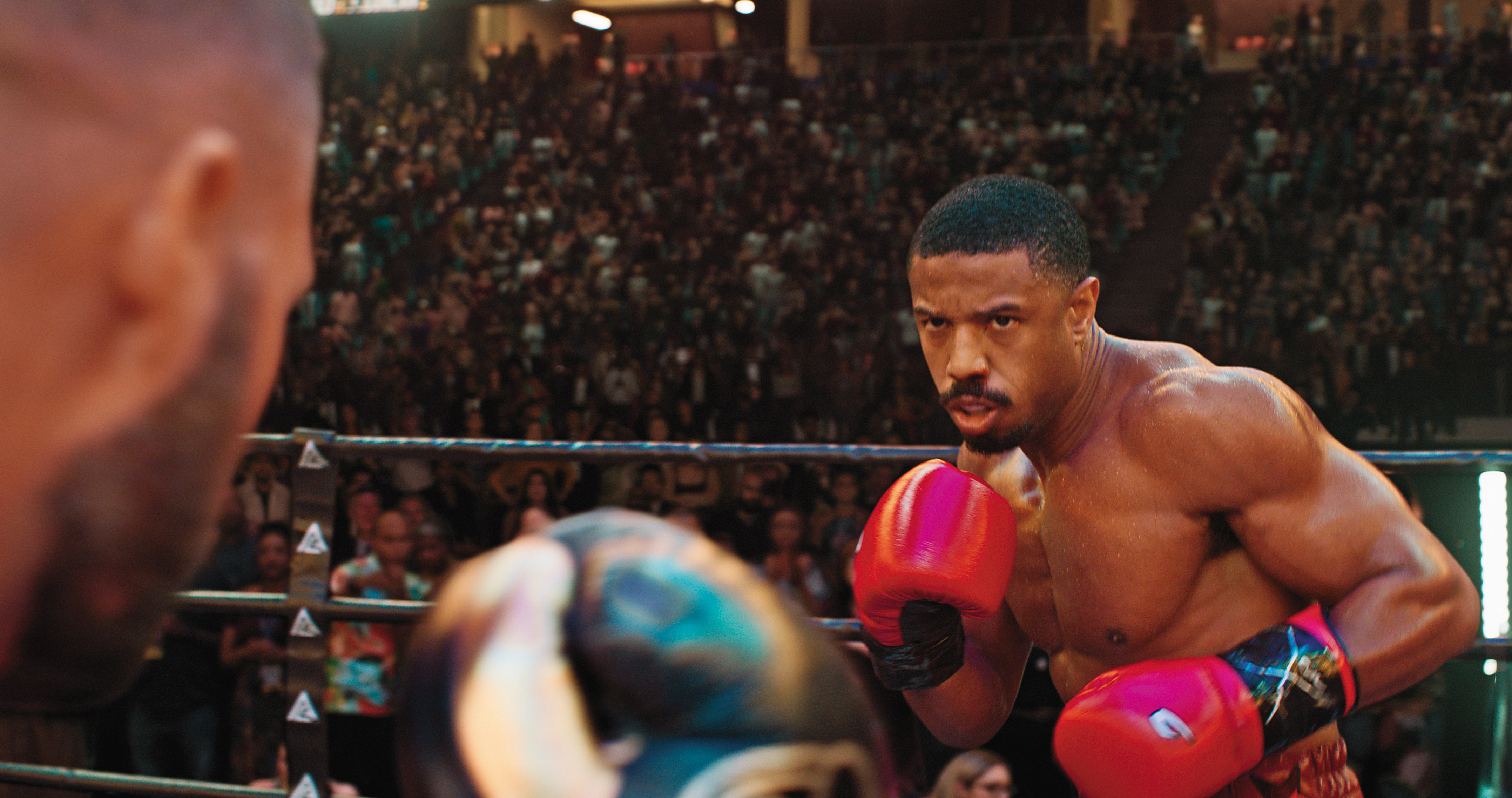 麥可.B.喬丹身兼主演與導演,將電影娛樂性發揮到淋漓盡致,比賽過程的運鏡令人嘆為觀止。(華納提供)