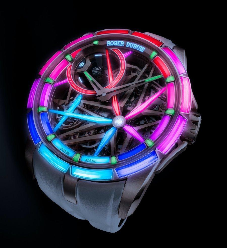 ROGER DUBUIS全新發表的Excalibur Blacklight Spin-Stone Monobalancier,採用專利特殊合成方式,製造出色澤均勻的大型立體尖晶石,並研發全新的切割技術,而在錶殼上創造出前所未見的夜光景色。