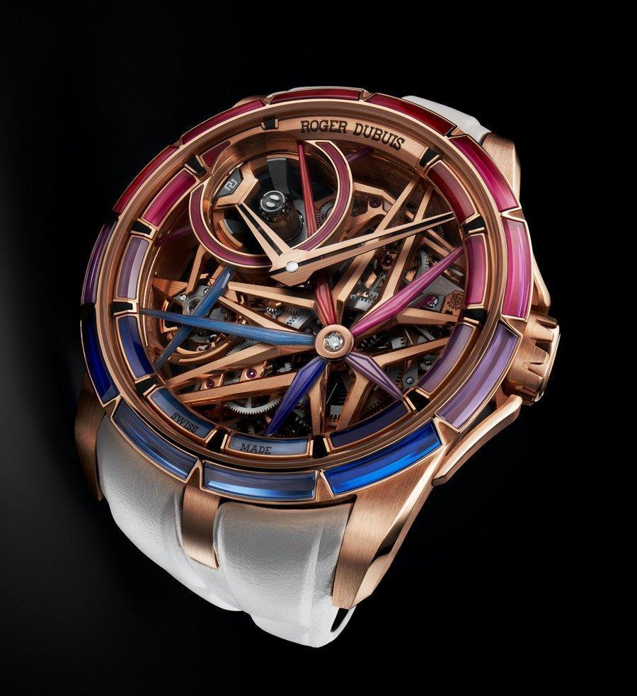 ROGER DUBUIS的獨家單擺輪結構鏤空機芯,配以尖晶石橋板,無論是在白天或晚上,都擁有驚人的視覺效果。