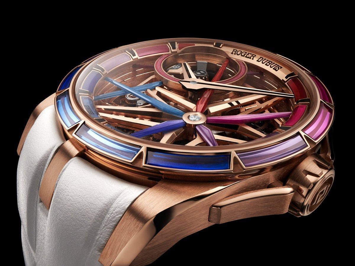 ROGER DUBUIS最新Excalibur Blacklight Spin-Stone Monobalancier錶款,採用專利合成技術生長的完美色澤尖晶石,以世界首創的切割工藝,切出立體雕塑般的3D尖晶石弧體與造型。