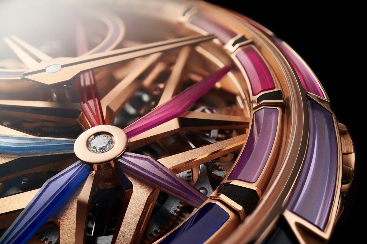 ROGER DUBUIS最新Excalibur Blacklight Spin-Stone Monobalancier錶款,採用專利合成技術生長的完美色澤尖晶石,以世界首創的切割工藝,切出立體雕塑般的3D尖晶石弧體與造型。