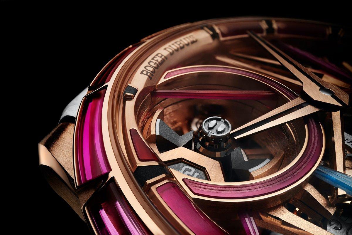 ROGER DUBUIS最新Excalibur Blacklight Spin-Stone Monobalancier錶款,採用專利合成技術生長的完美色澤尖晶石,以世界首創的切割工藝,切出立體雕塑般的3D尖晶石弧體與造型。
