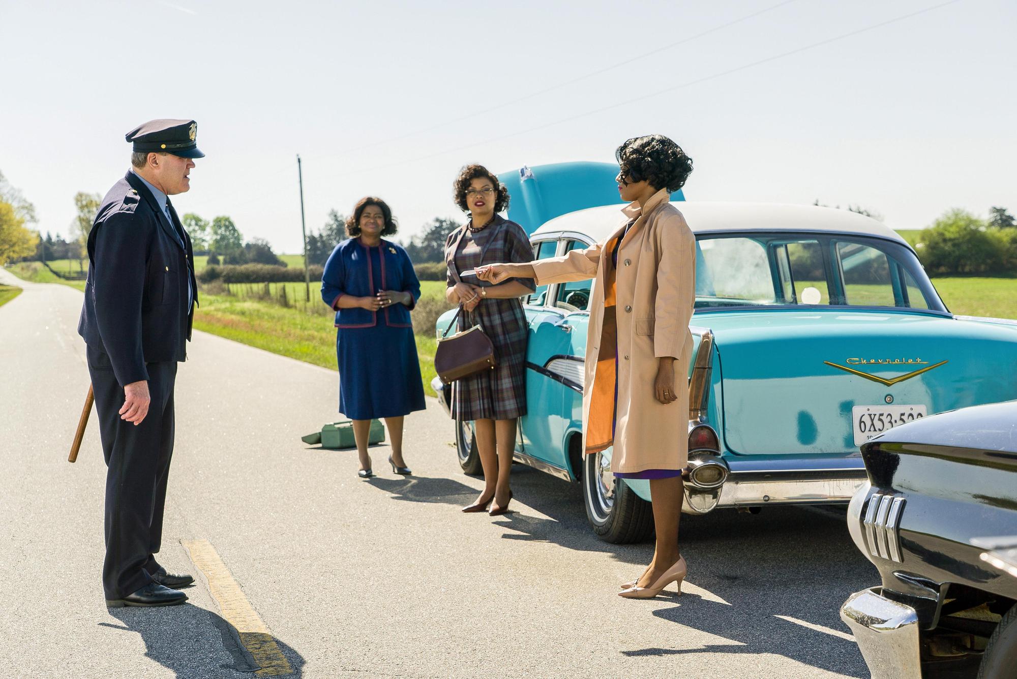 《關鍵少數》改編真人真事，描寫種族隔離的年代，黑人女性如何為自己奮鬥，成為NASA飛行小組的關鍵人物。（Disney+提供）