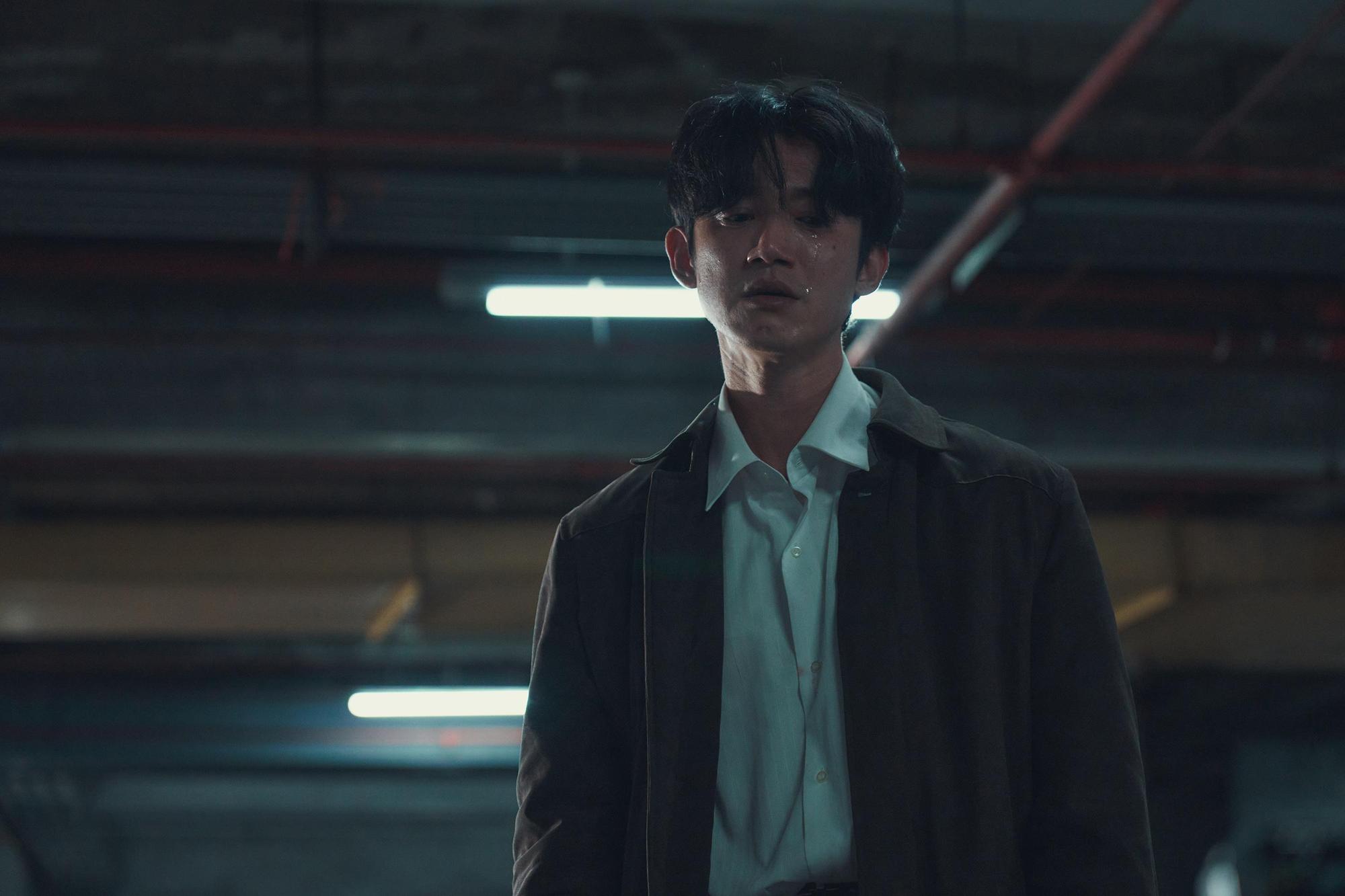 《模仿犯》檢察官吳慷仁面對失控的惡，面露無力。（Netflix提供）