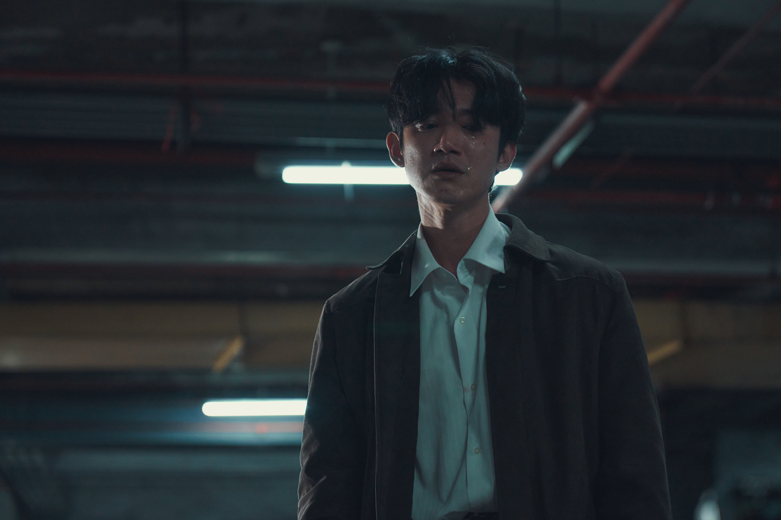 《模仿犯》檢察官吳慷仁面對失控的惡，面露無力。（Netflix提供）