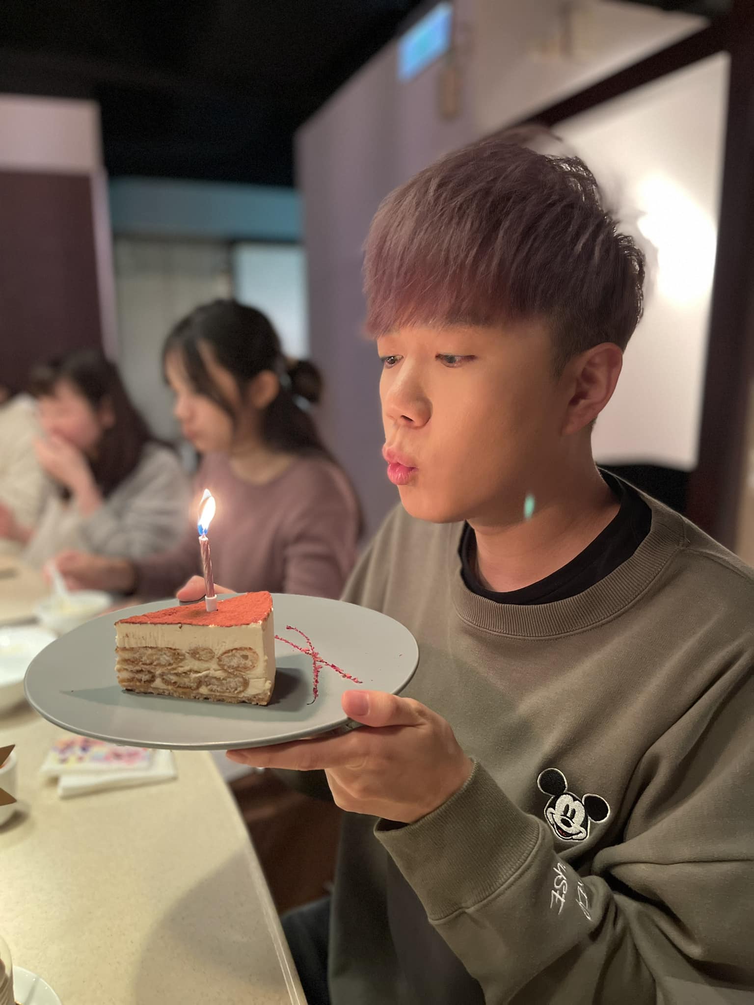 李岳為了YouTube 頻道「李岳daniellee 」當空中飛人介紹吃喝玩樂好去處。(翻攝自臉書)